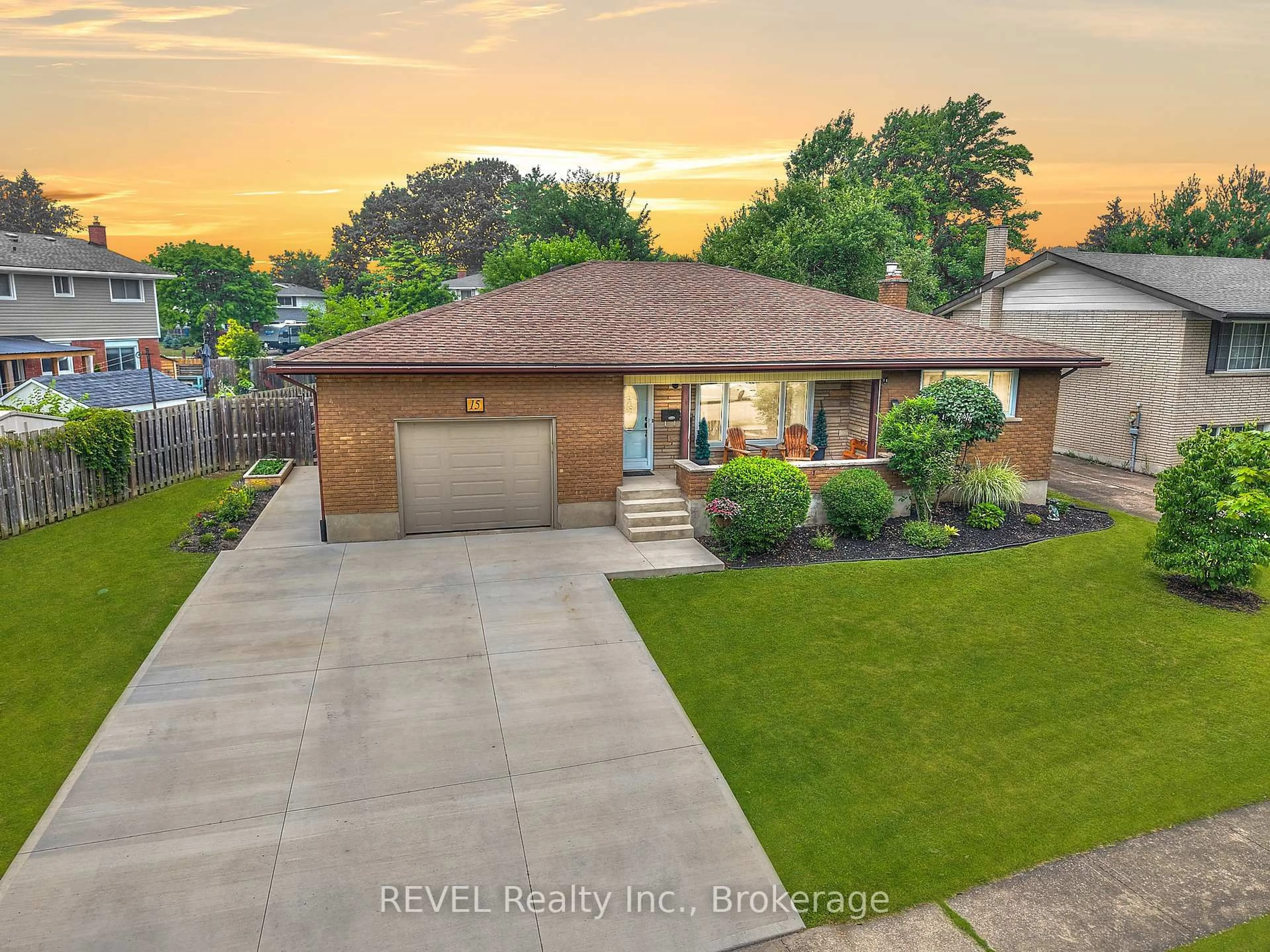 A pic from outside/outdoor area/front of a property/back of a property/a pic from drone, street for 15 WELLBROOK Blvd, Welland Ontario L3C 5T3