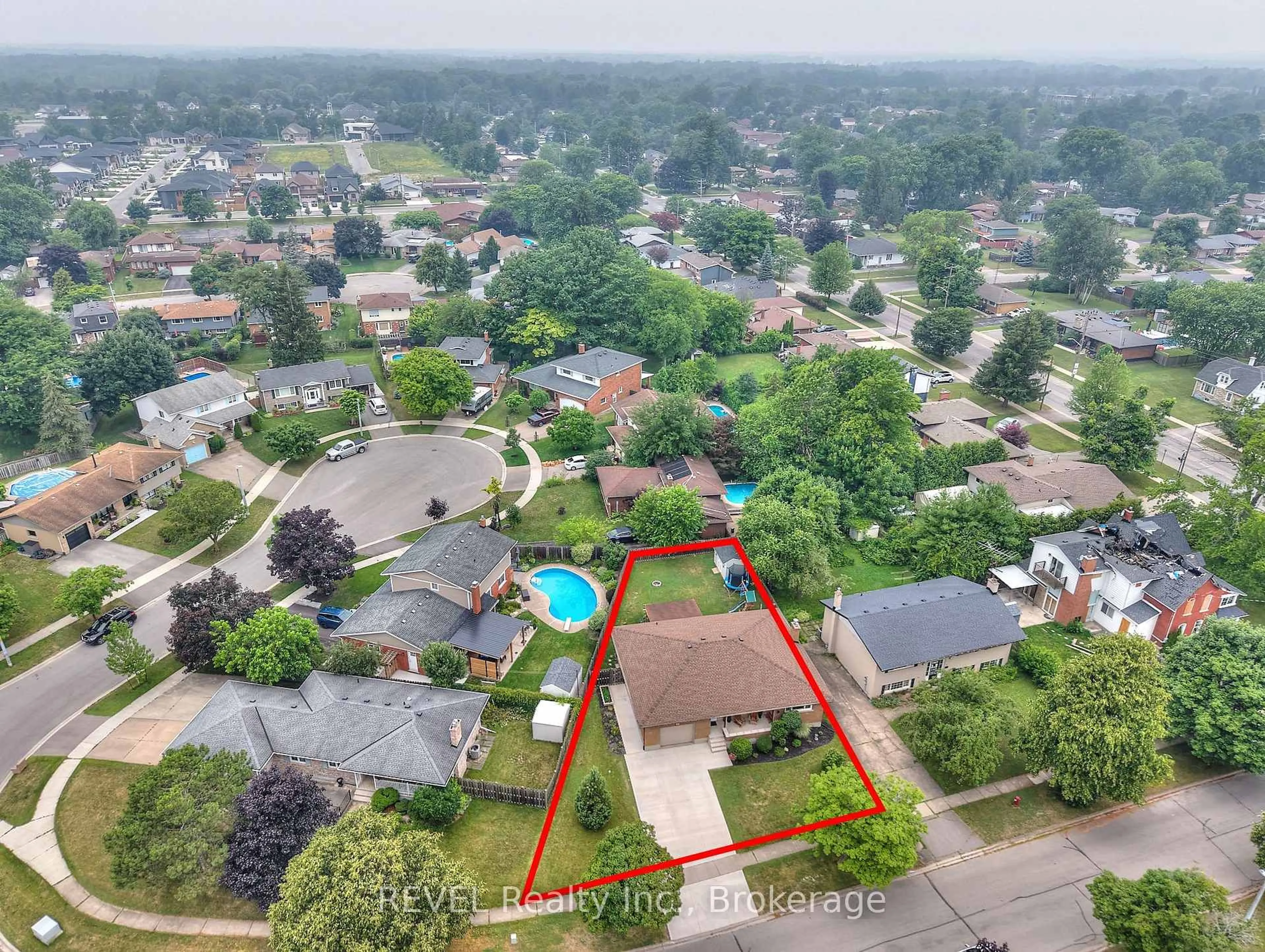 A pic from outside/outdoor area/front of a property/back of a property/a pic from drone, unknown for 15 WELLBROOK Blvd, Welland Ontario L3C 5T3