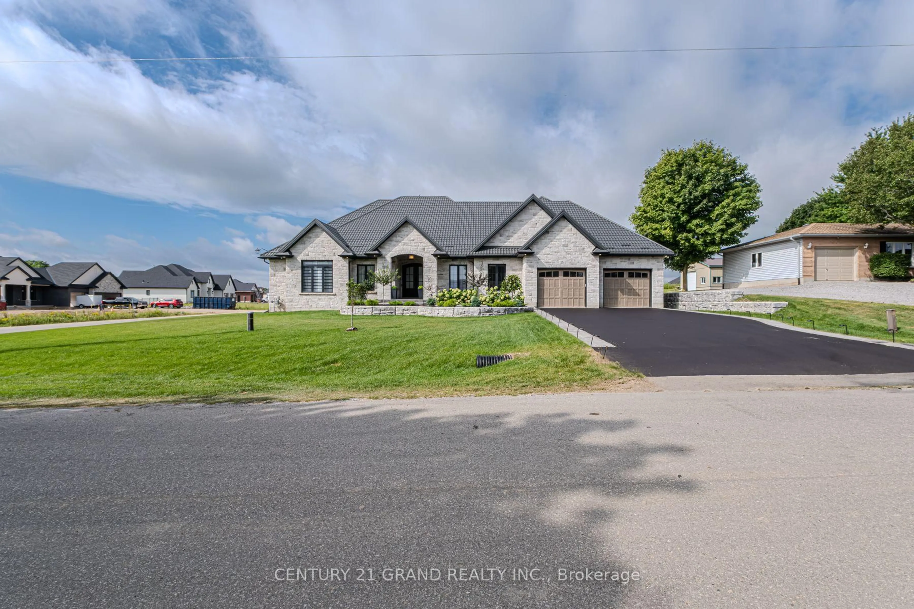 A pic from outside/outdoor area/front of a property/back of a property/a pic from drone, street for 18 Bannister St, Brant Ontario N0E 1L0