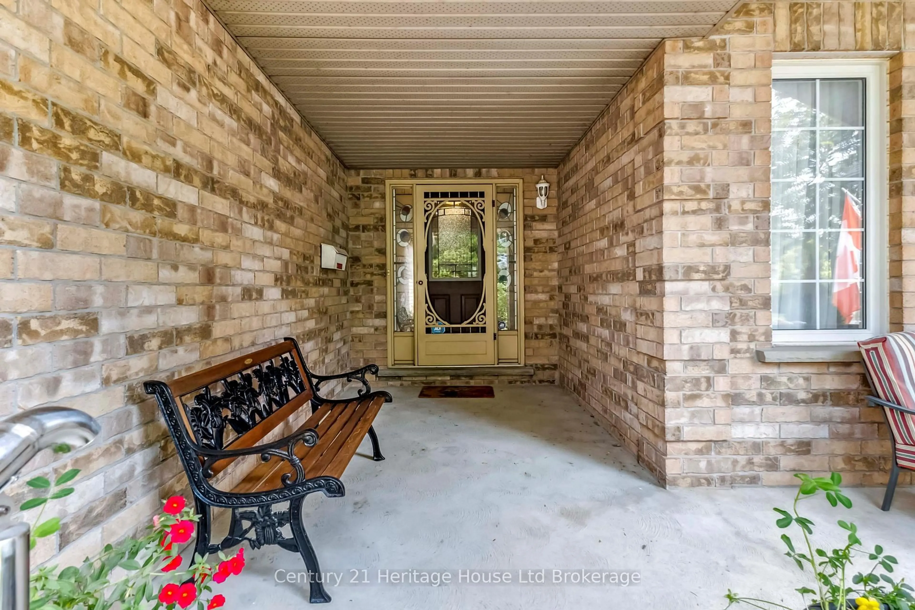 Indoor entryway for 739 THORNWOOD Dr, London North Ontario N6H 5J6