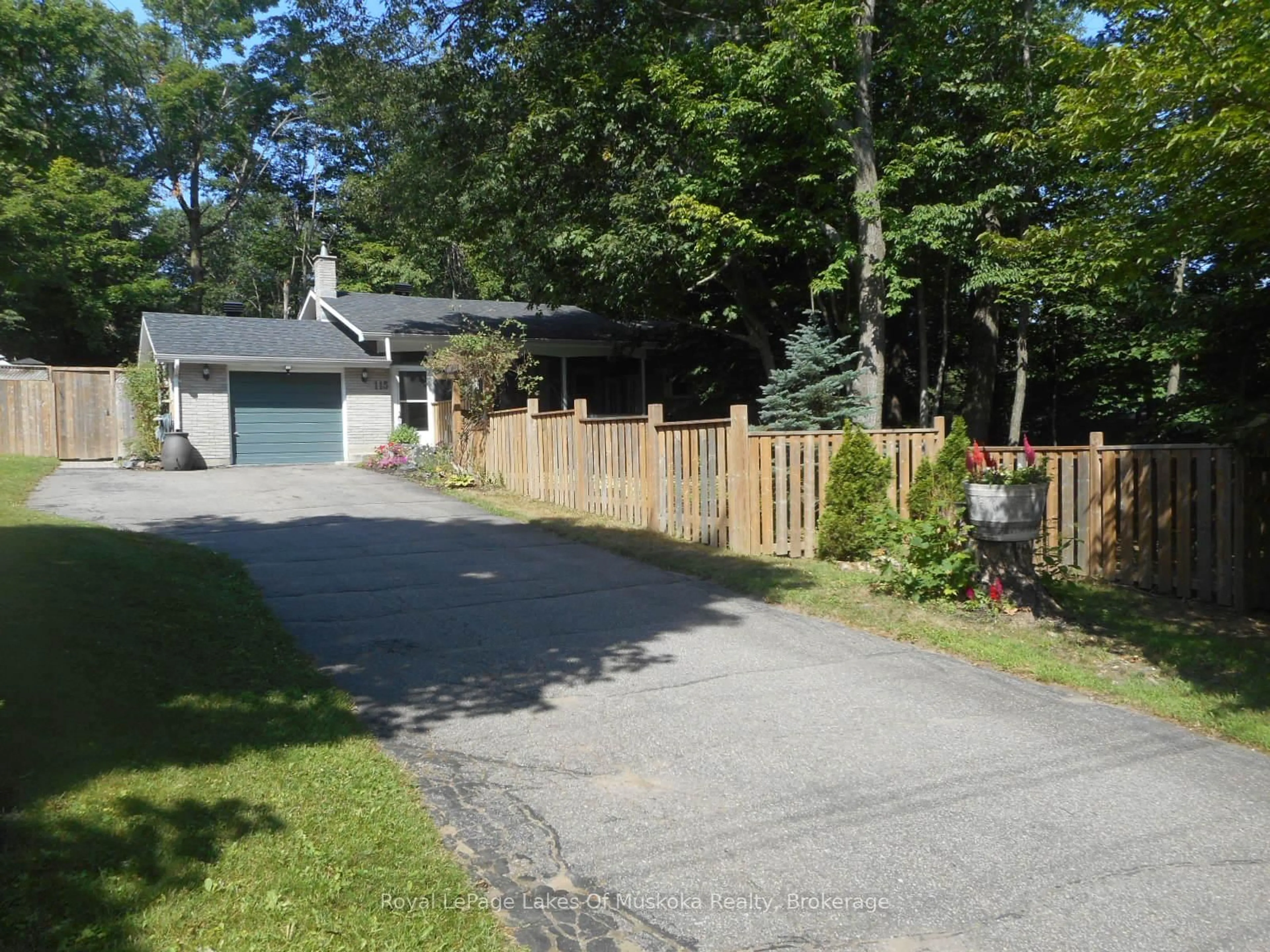 A pic from outside/outdoor area/front of a property/back of a property/a pic from drone, street for 115 Douglas St, Gravenhurst Ontario P1P 1A4