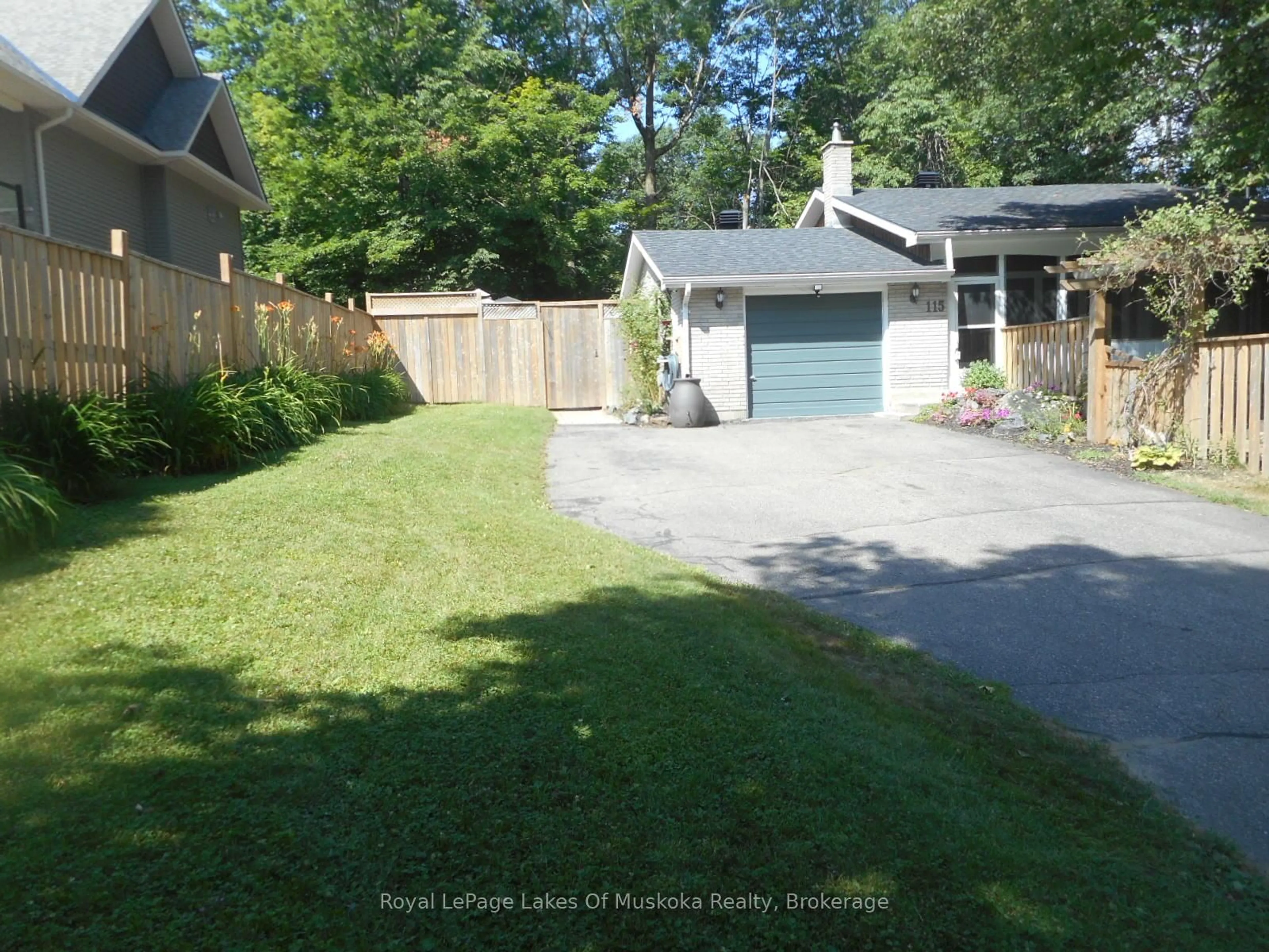 A pic from outside/outdoor area/front of a property/back of a property/a pic from drone, street for 115 Douglas St, Gravenhurst Ontario P1P 1A4