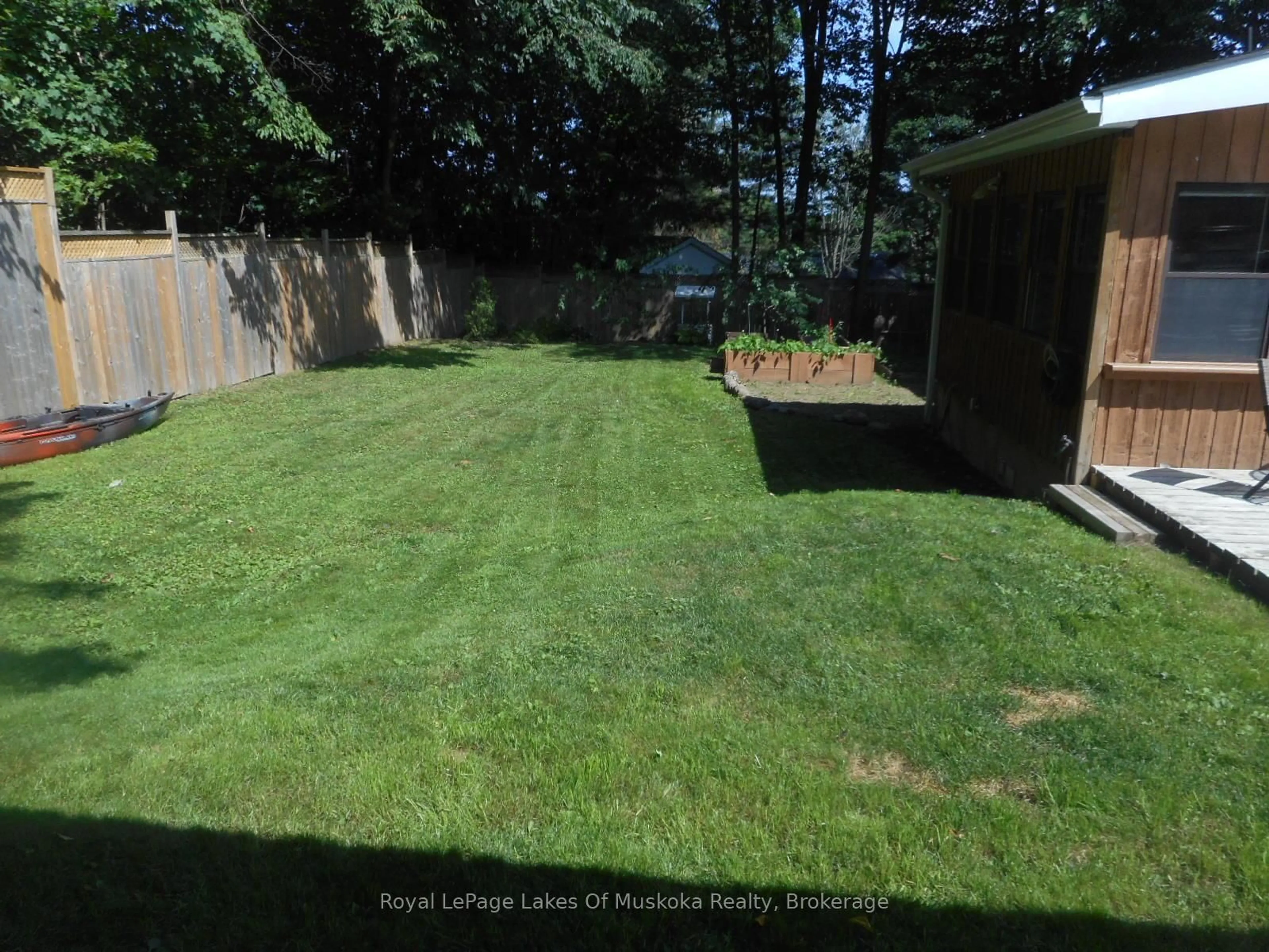 A pic from outside/outdoor area/front of a property/back of a property/a pic from drone, forest/trees view for 115 Douglas St, Gravenhurst Ontario P1P 1A4
