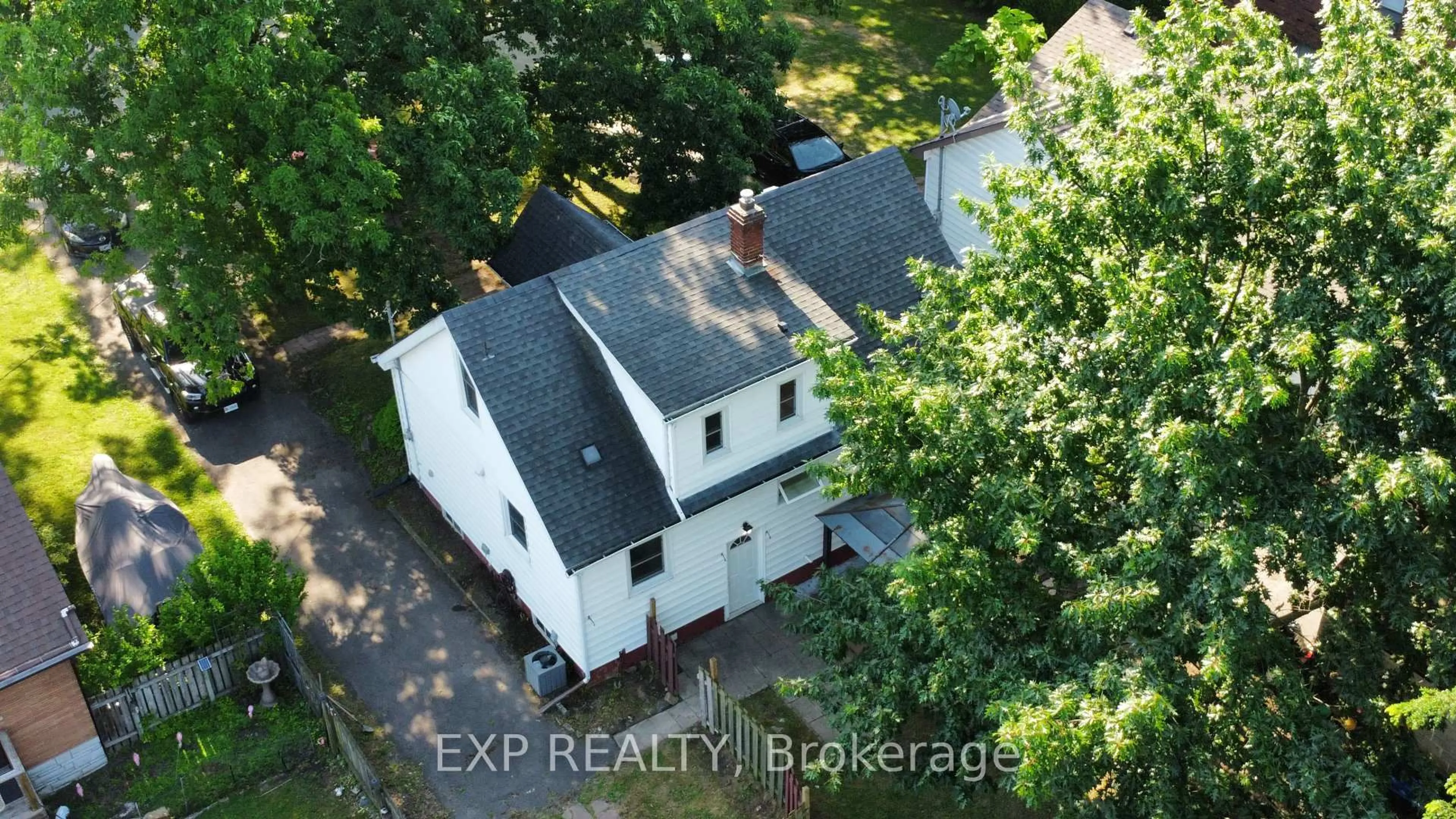 A pic from outside/outdoor area/front of a property/back of a property/a pic from drone, building for 5629 Montrose Rd, Niagara Falls Ontario L2H 1K9