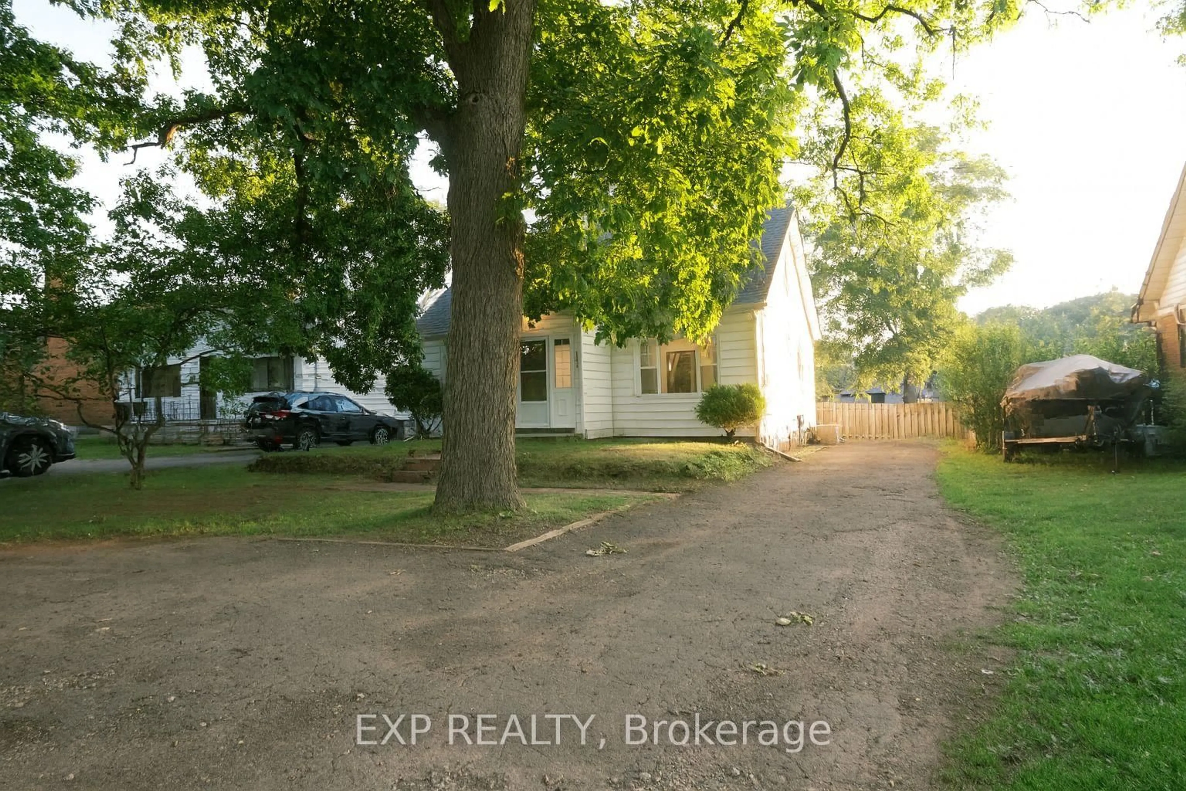 A pic from outside/outdoor area/front of a property/back of a property/a pic from drone, street for 5629 Montrose Rd, Niagara Falls Ontario L2H 1K9