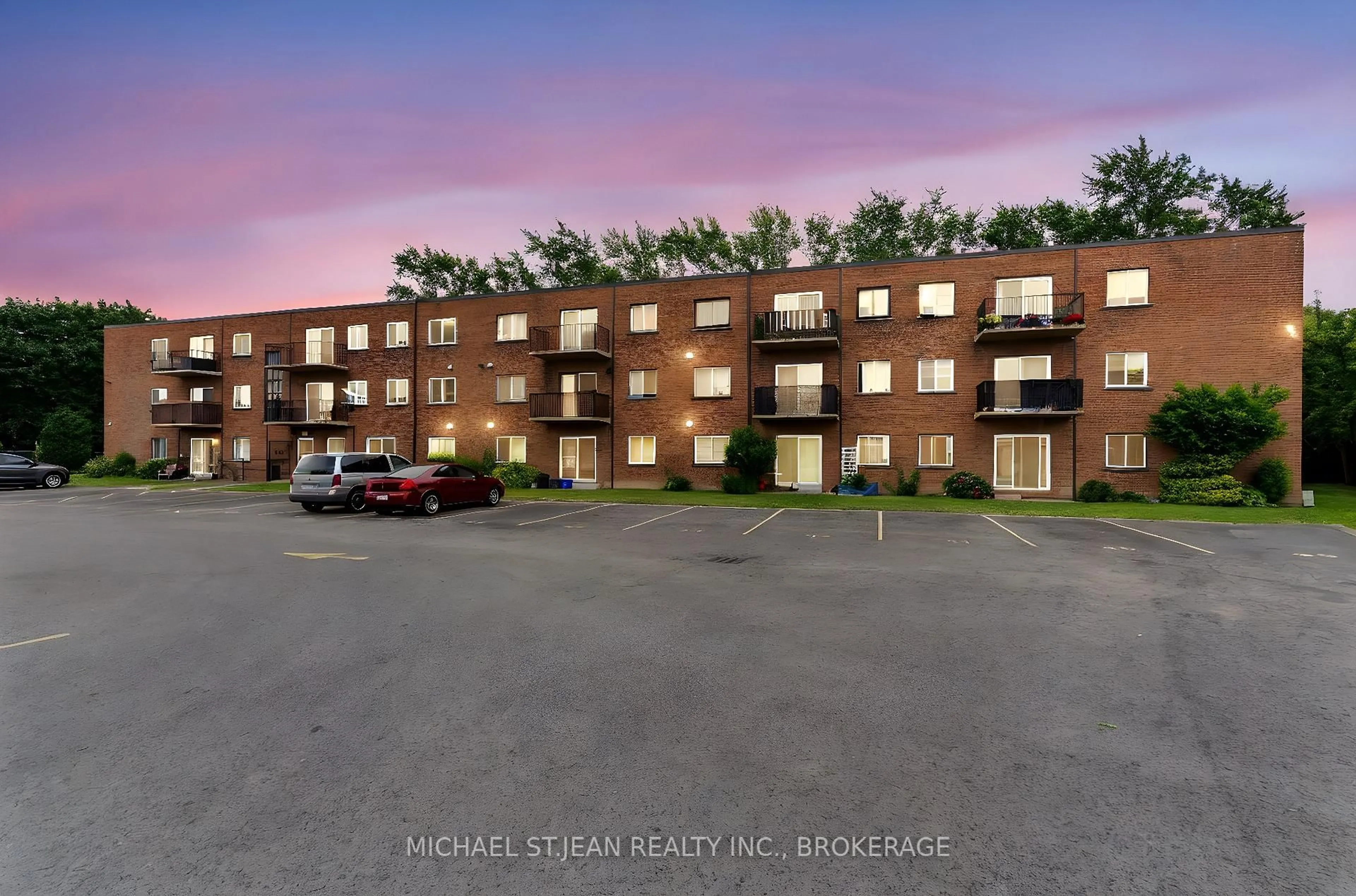A pic from outside/outdoor area/front of a property/back of a property/a pic from drone, unknown for 456 Carlton St #23, St. Catharines Ontario L2M 4X1