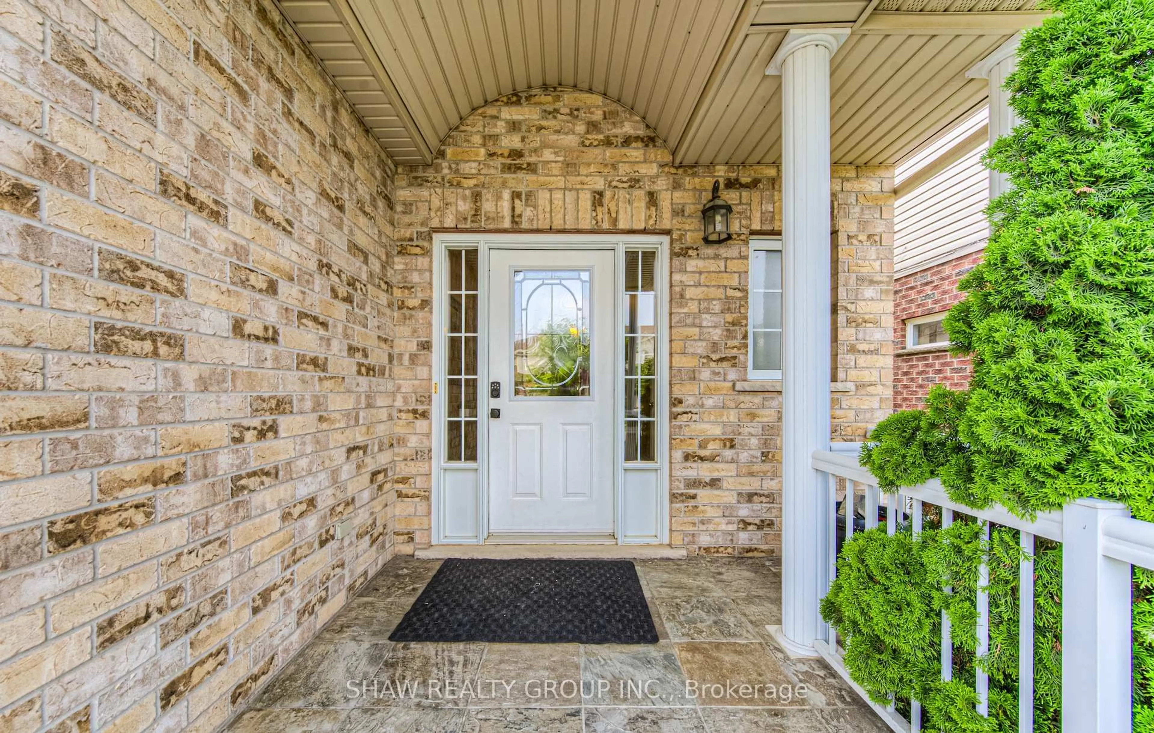 Indoor entryway for 15 Woodbine Ave, Kitchener Ontario N2R 1V9