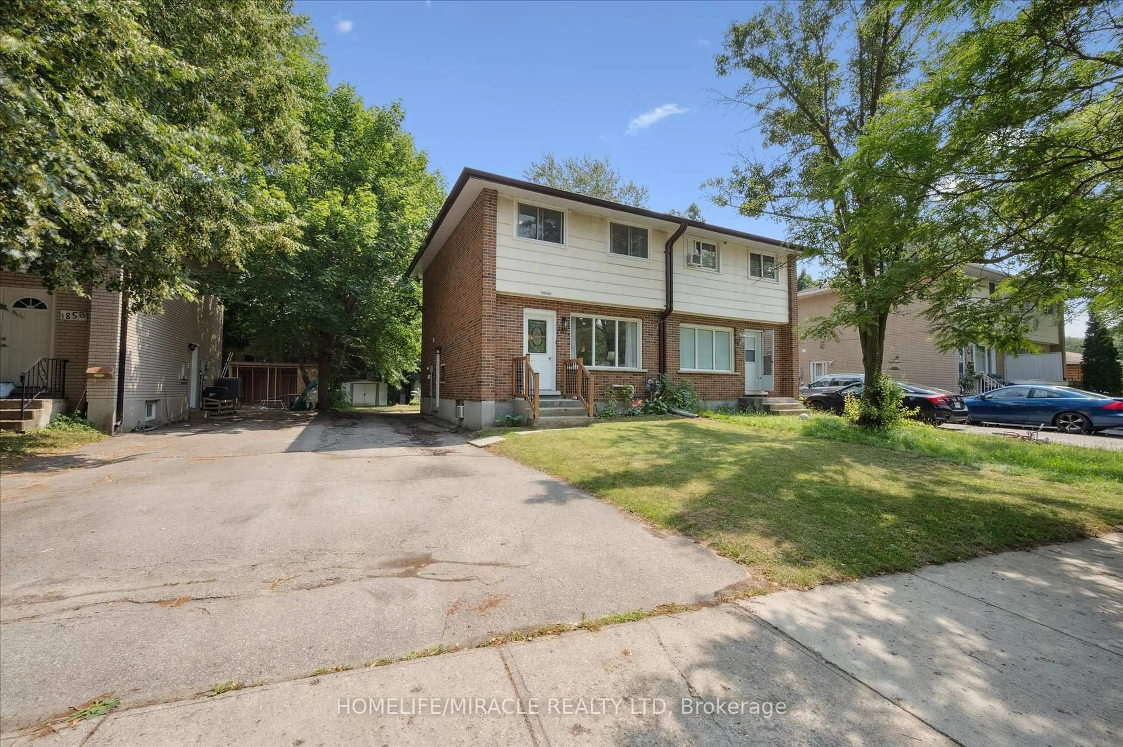 A pic from outside/outdoor area/front of a property/back of a property/a pic from drone, street for 187A Cedarvale Cres, Waterloo Ontario N2L 4T3