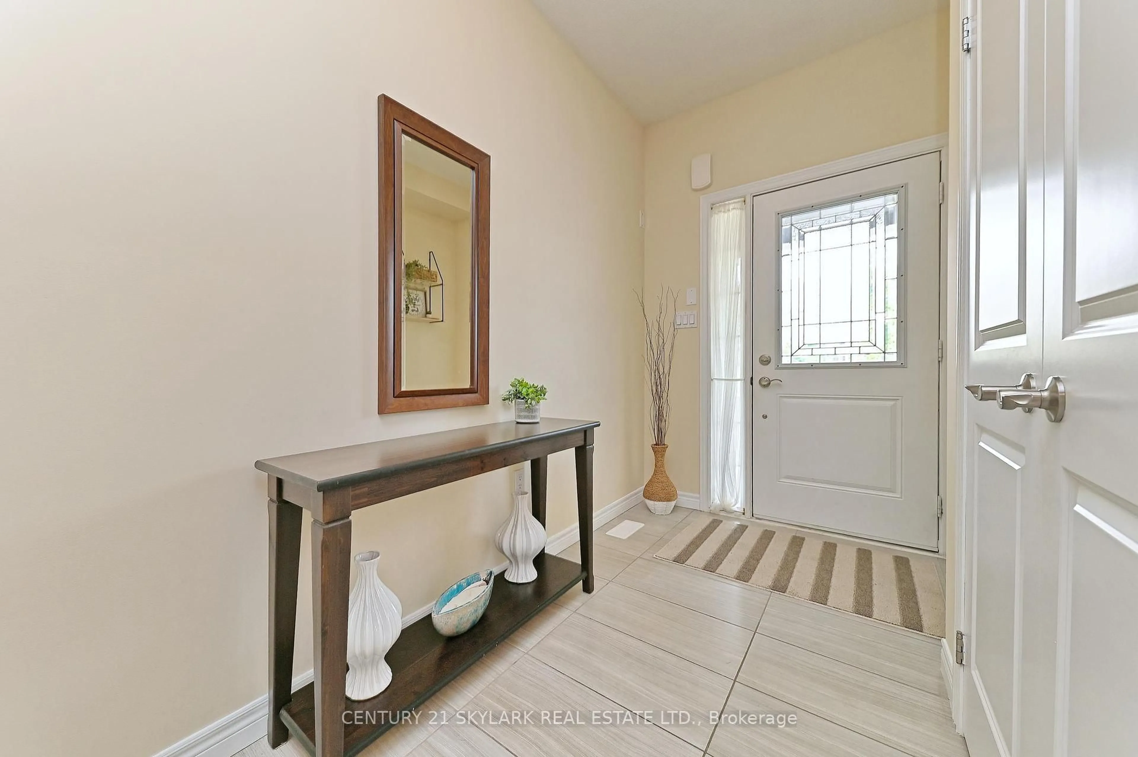 Indoor entryway for 72 Winslow Way, Hamilton Ontario L8J 0G9