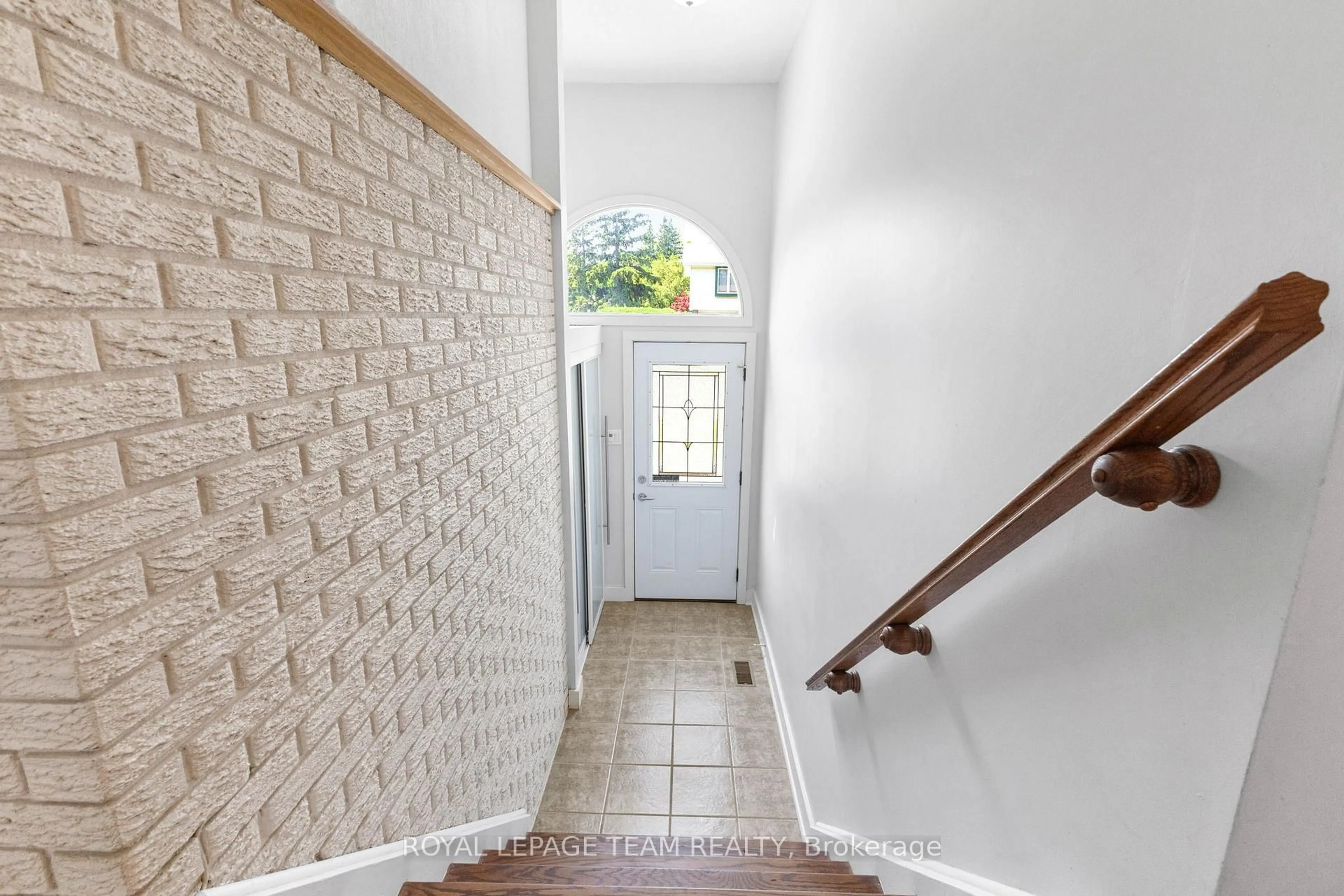 Indoor entryway for 29 Ashgrove Cres, Ottawa Ontario K2G 0S1