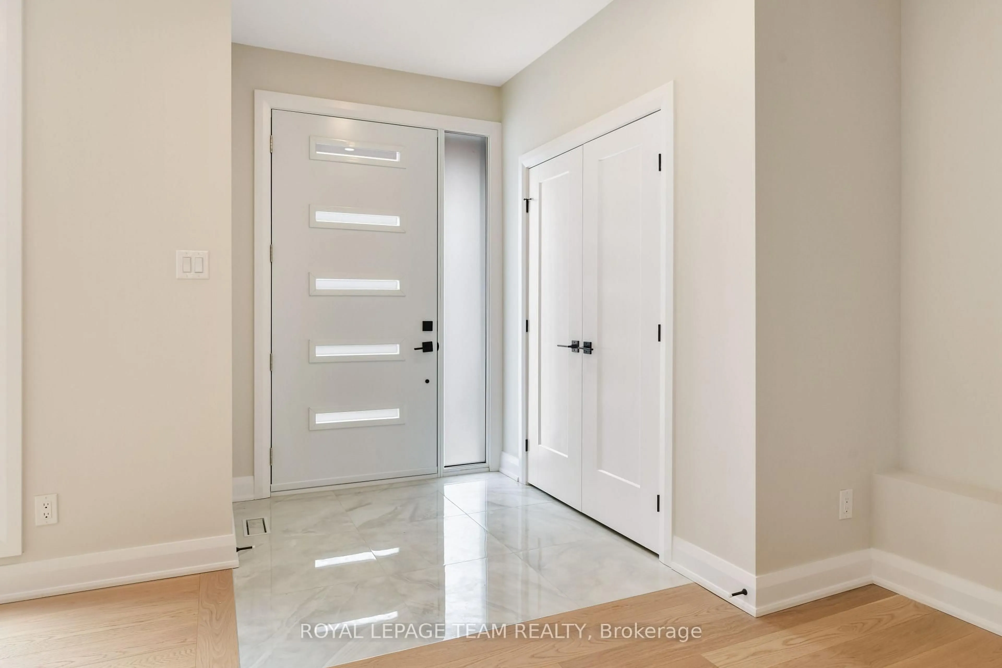 Indoor entryway for 845 MELFA Cres, Ottawa Ontario K2C 0P5