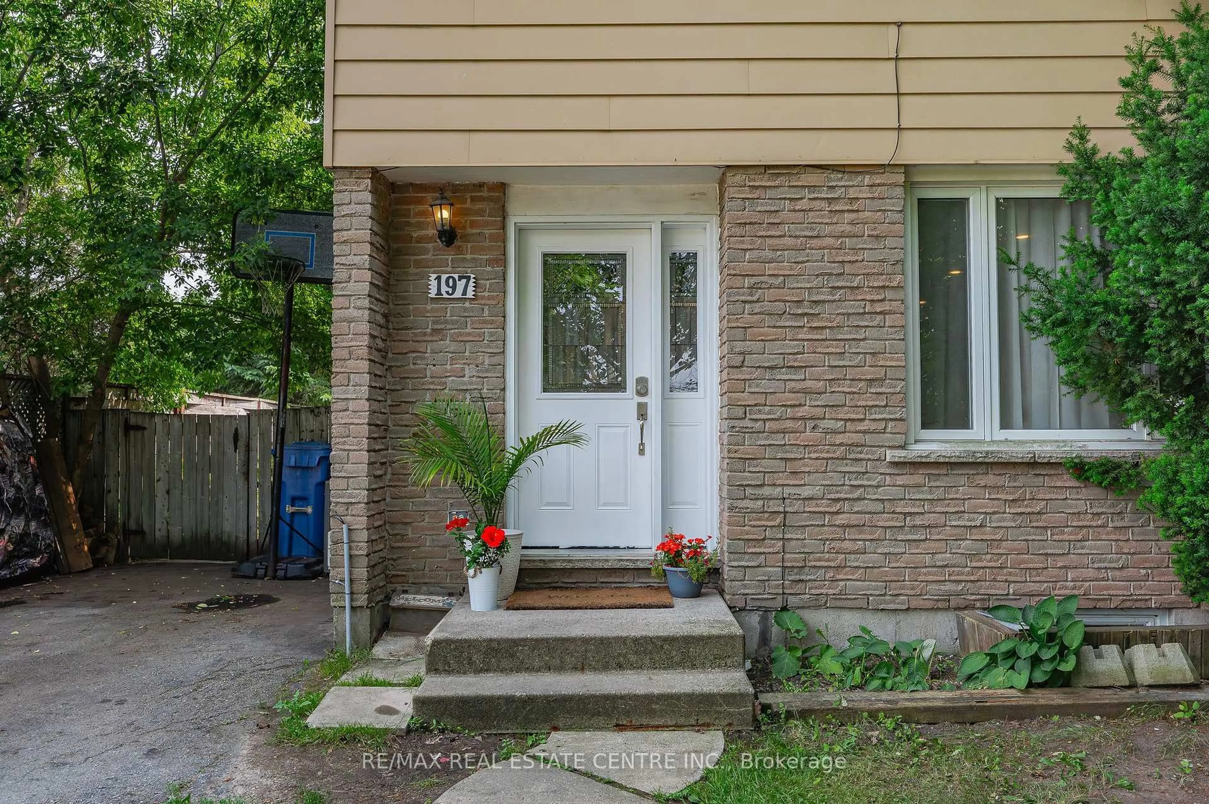 Indoor entryway for 197 Maple Ave, Stratford Ontario N5A 7G8