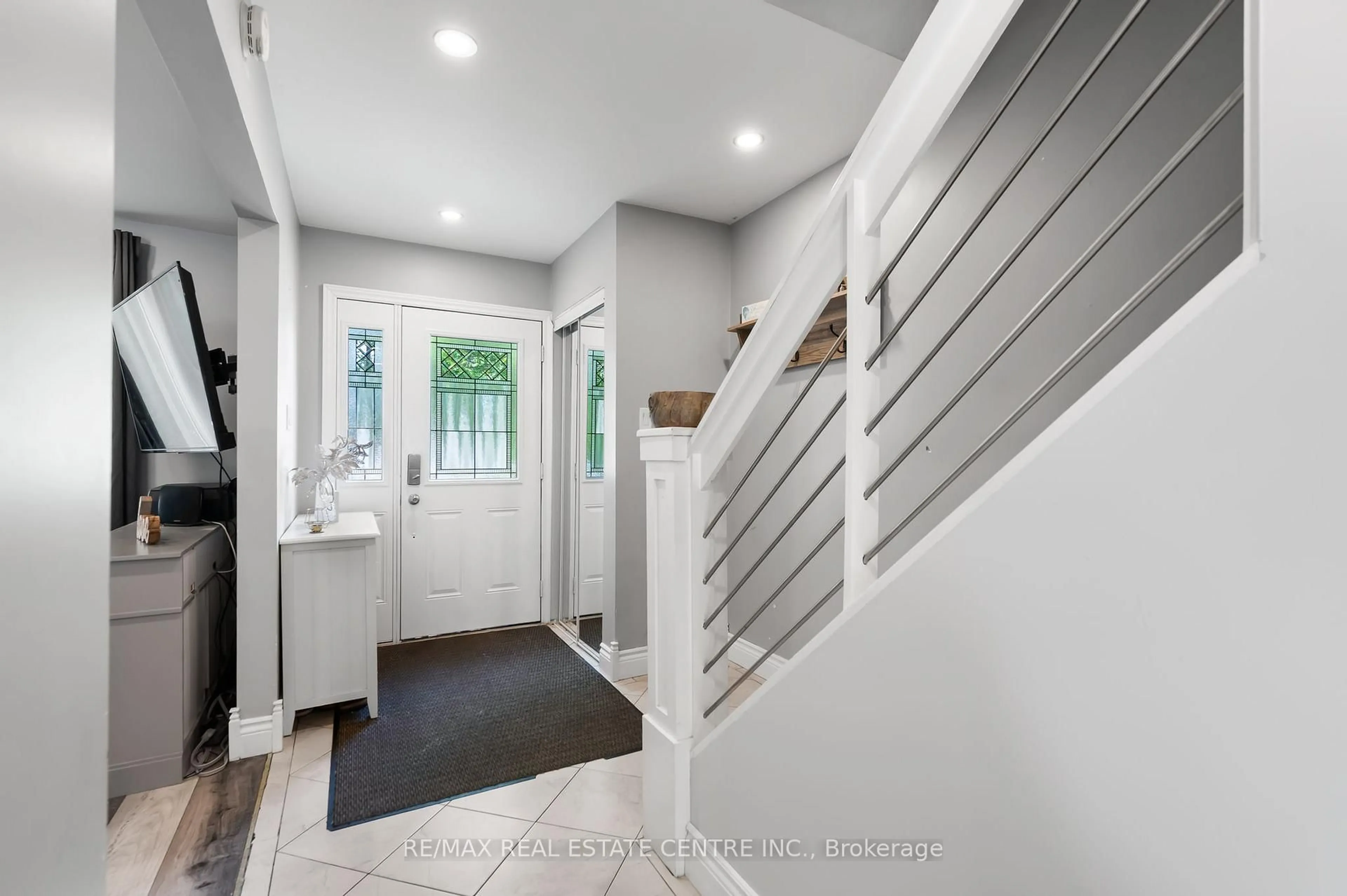Indoor entryway for 197 Maple Ave, Stratford Ontario N5A 7G8