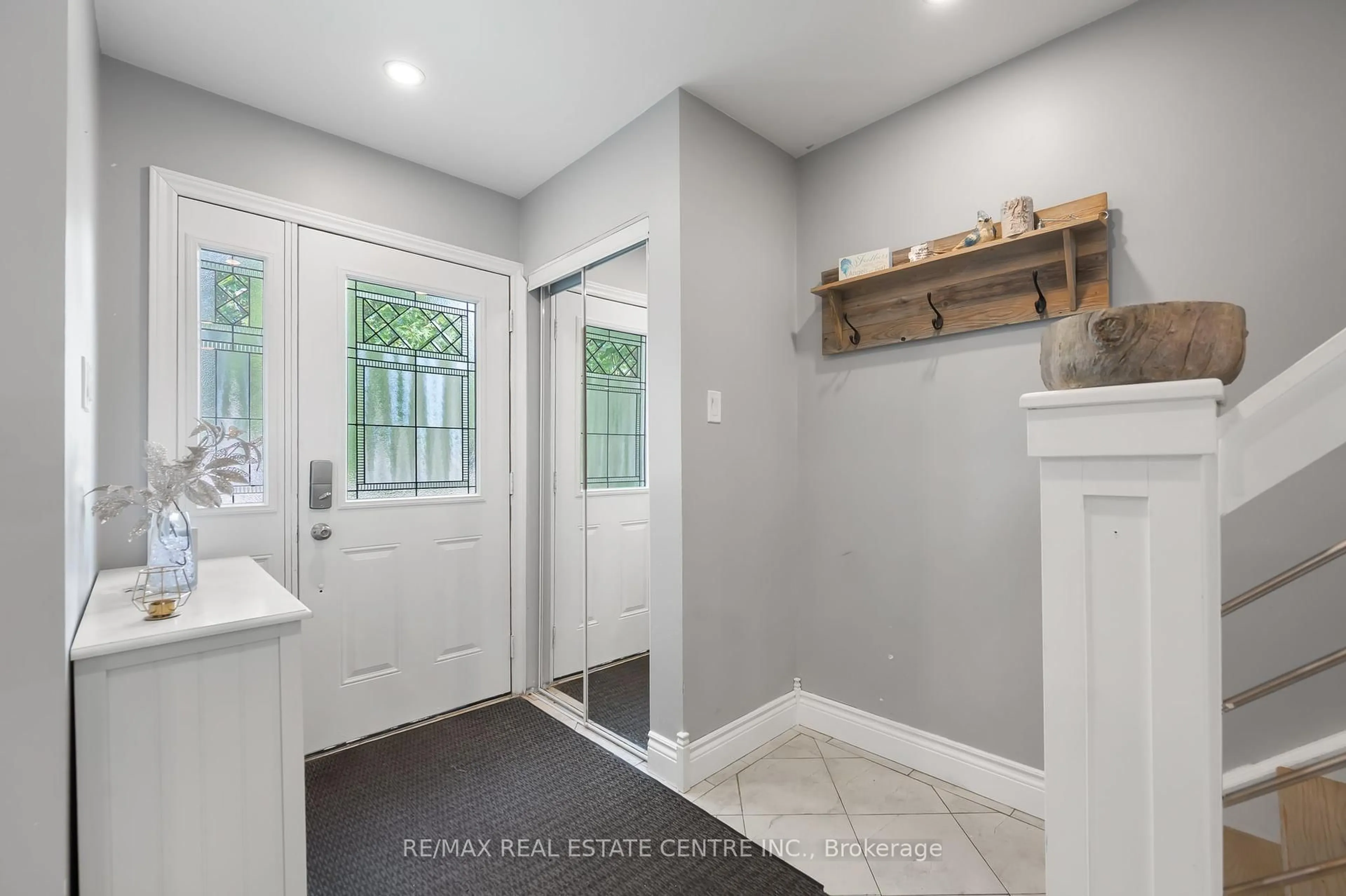 Indoor entryway for 197 Maple Ave, Stratford Ontario N5A 7G8