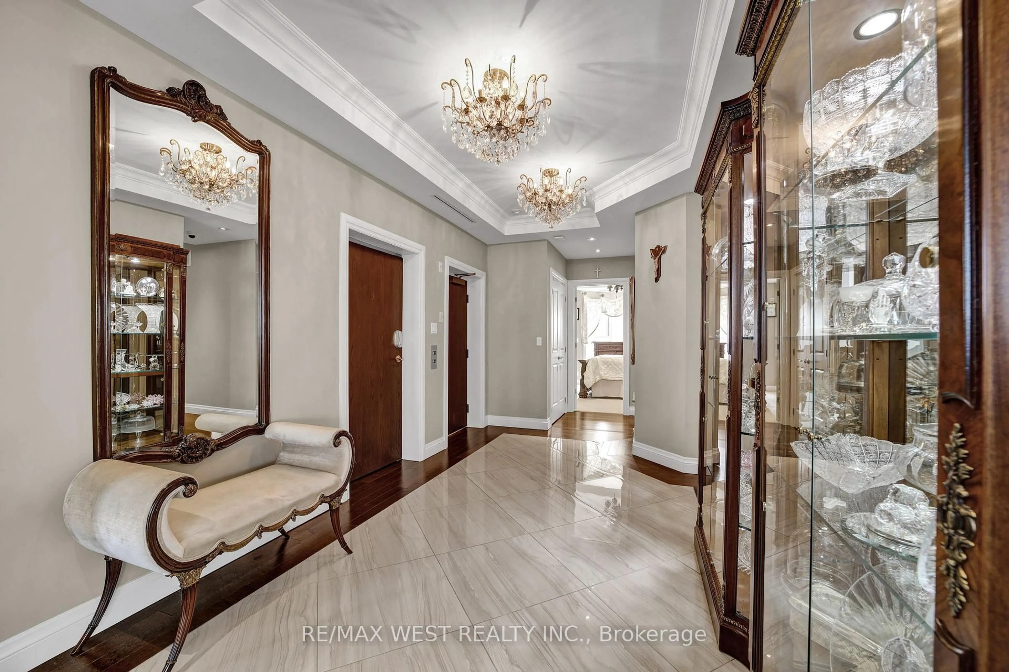 Indoor foyer for 174 Mountain Park Ave #5W, Hamilton Ontario L8V 1A1