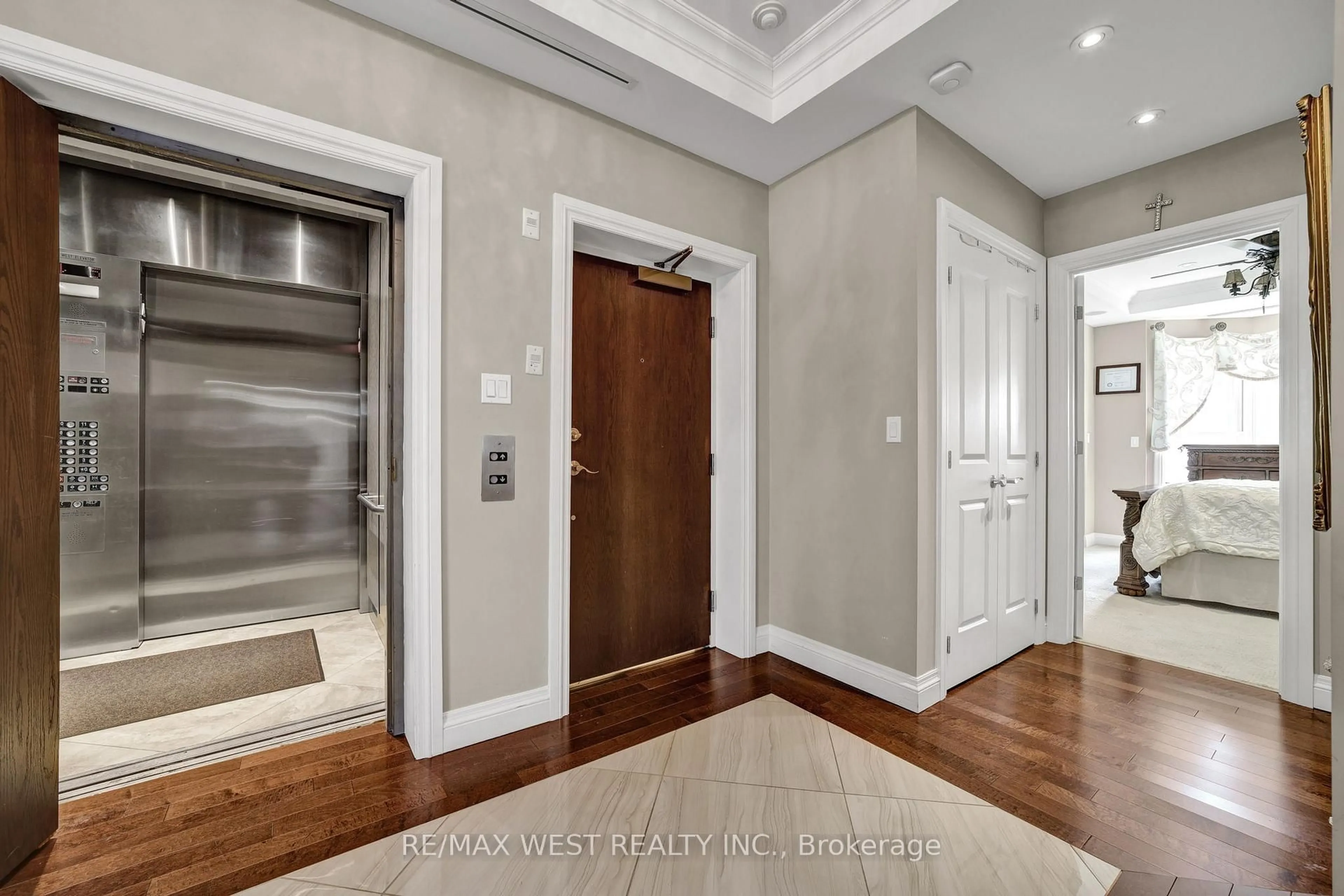 Indoor entryway for 174 Mountain Park Ave #5W, Hamilton Ontario L8V 1A1