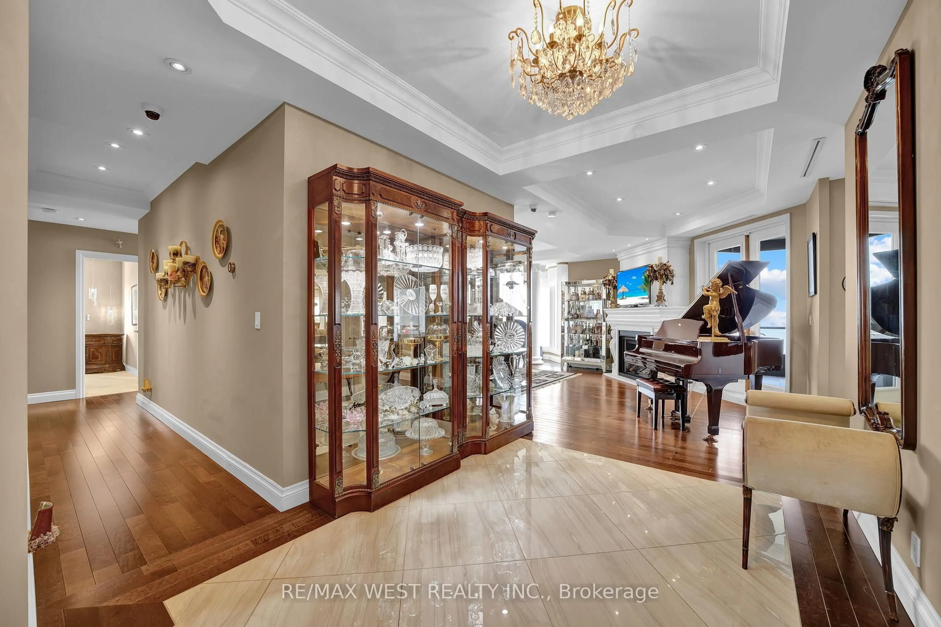 Indoor foyer for 174 Mountain Park Ave #5W, Hamilton Ontario L8V 1A1