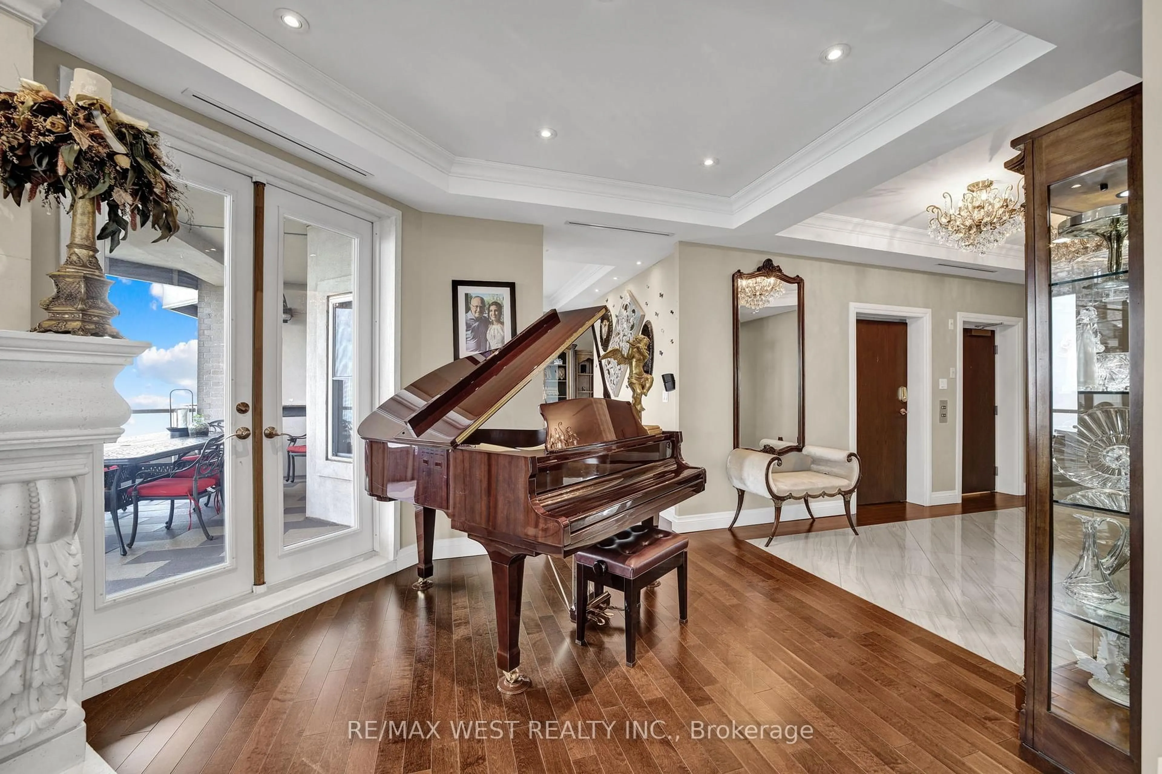 Indoor foyer for 174 Mountain Park Ave #5W, Hamilton Ontario L8V 1A1