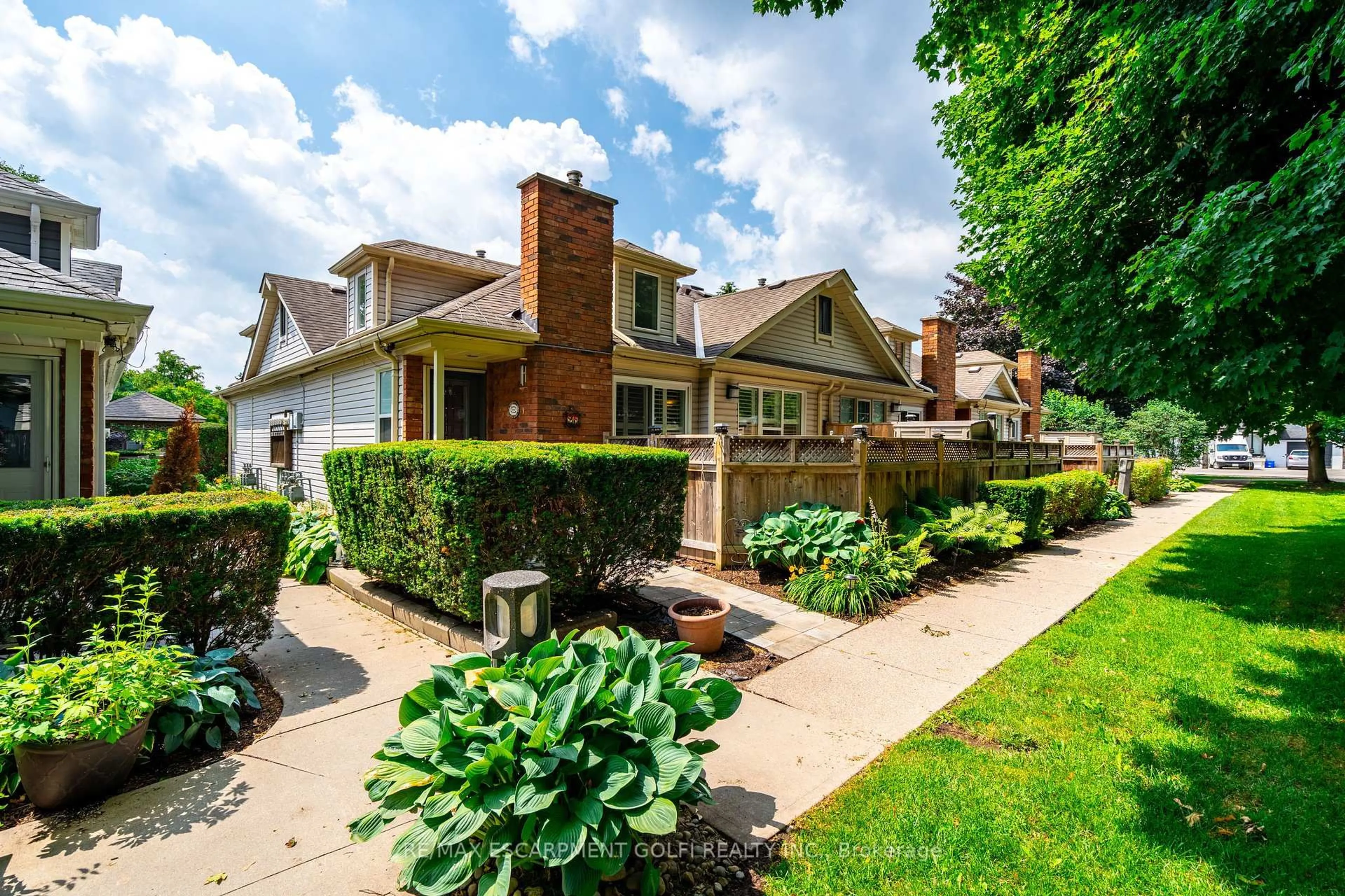 Home with brick exterior material, street for 175 Fiddlers Green Rd #26, Hamilton Ontario L9G 4X7