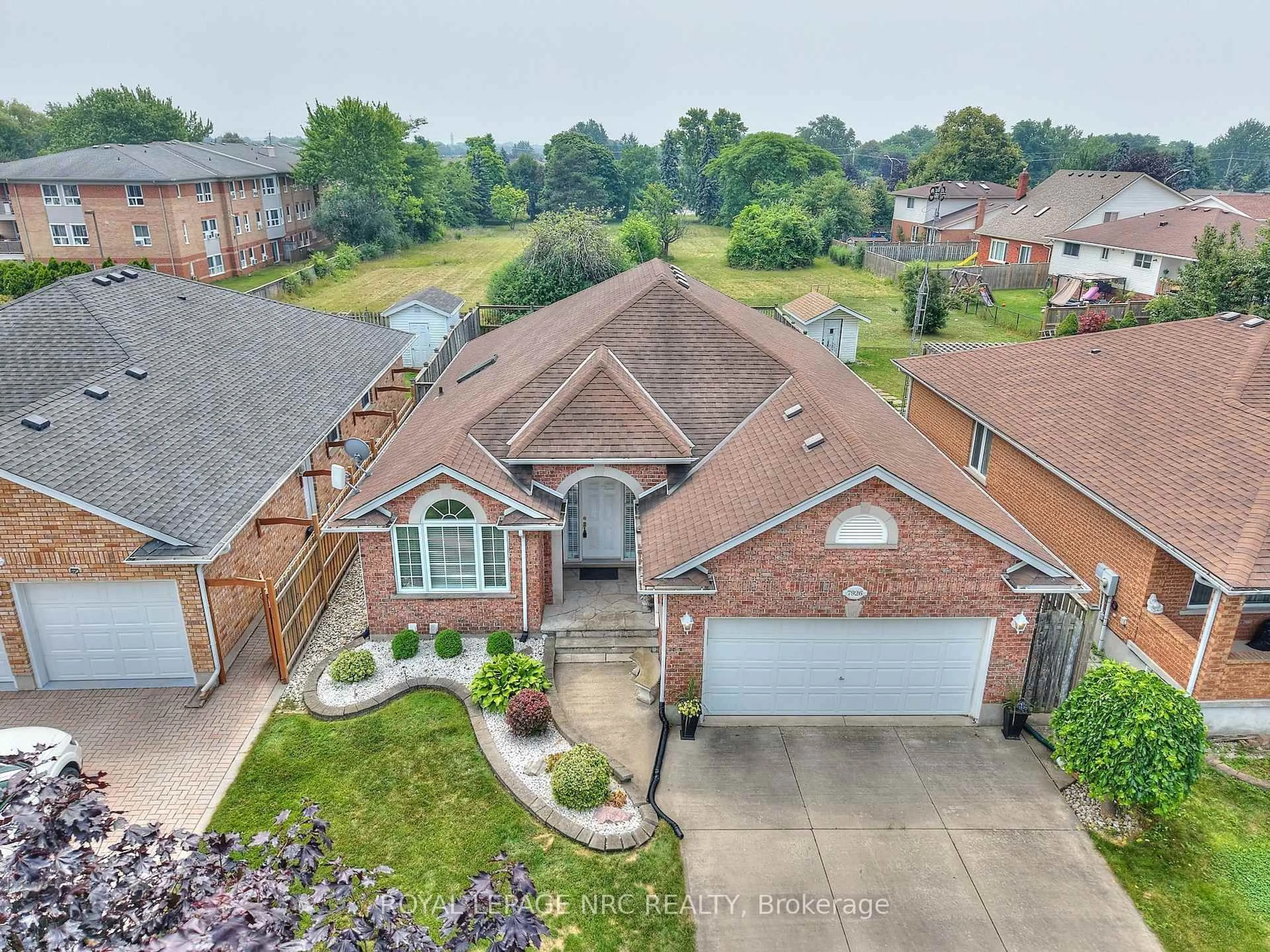 A pic from outside/outdoor area/front of a property/back of a property/a pic from drone, street for 7926 FOXE Dr, Niagara Falls Ontario L2H 3C7