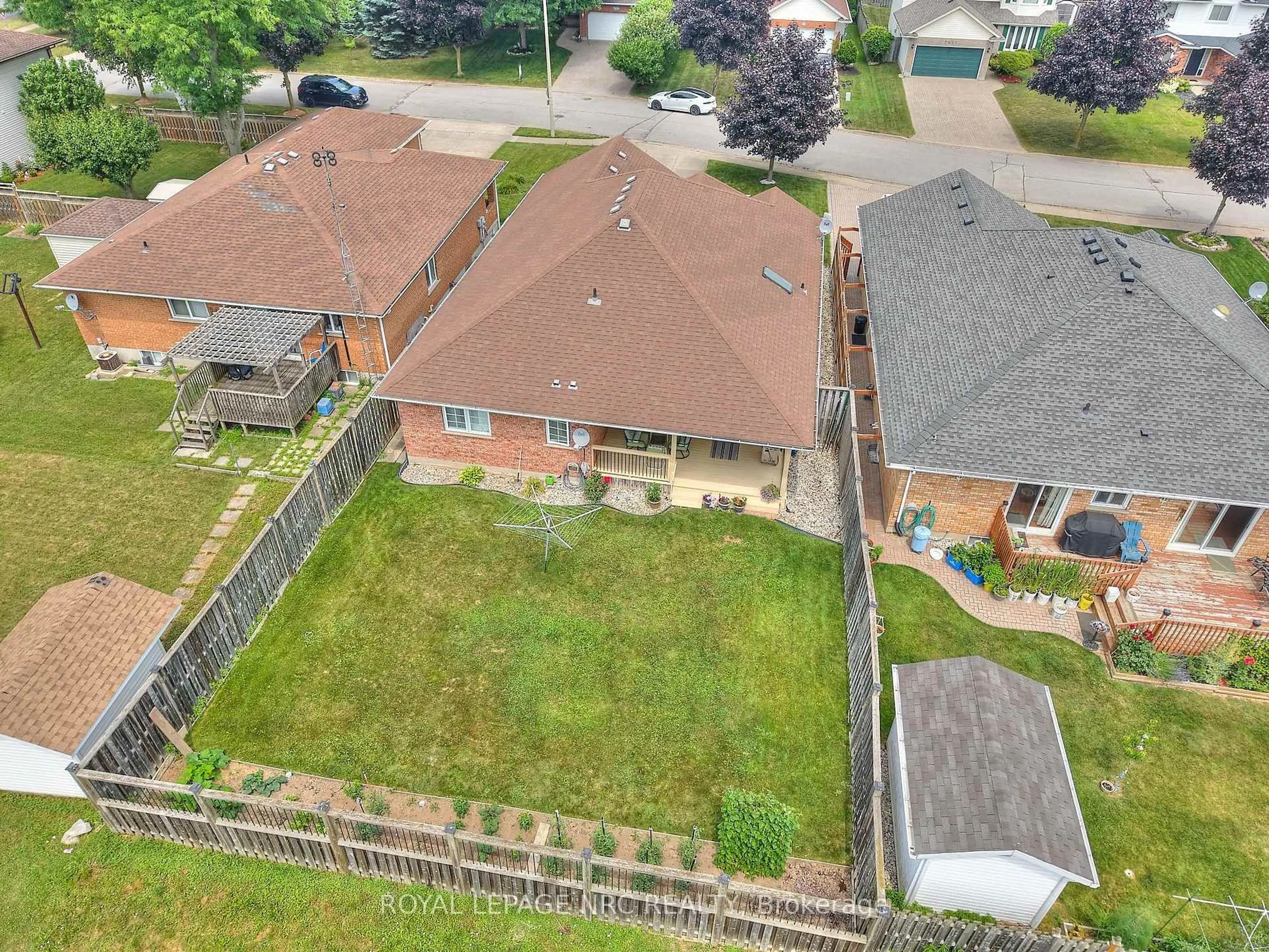 A pic from outside/outdoor area/front of a property/back of a property/a pic from drone, street for 7926 FOXE Dr, Niagara Falls Ontario L2H 3C7