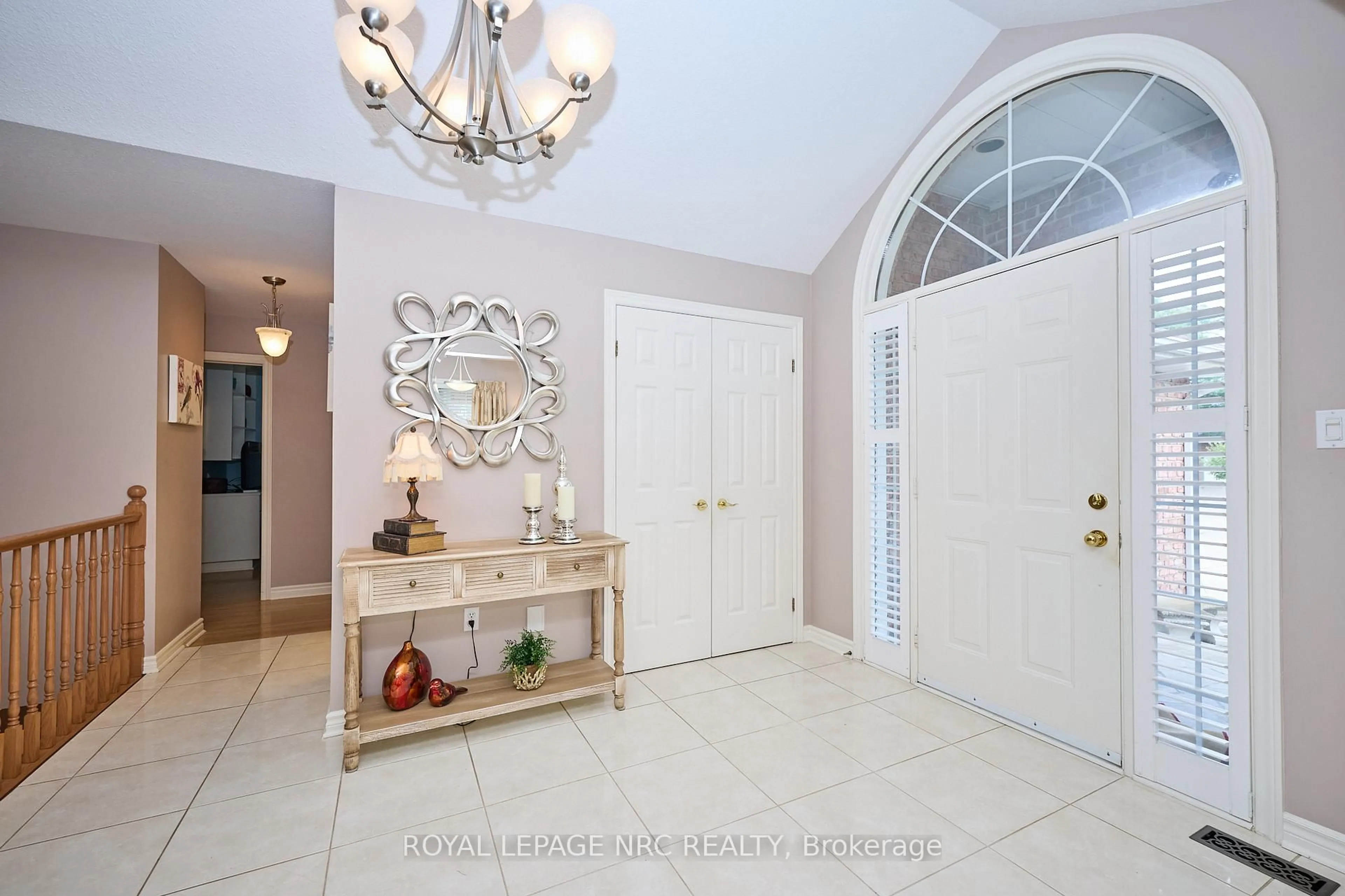 Indoor entryway for 7926 FOXE Dr, Niagara Falls Ontario L2H 3C7