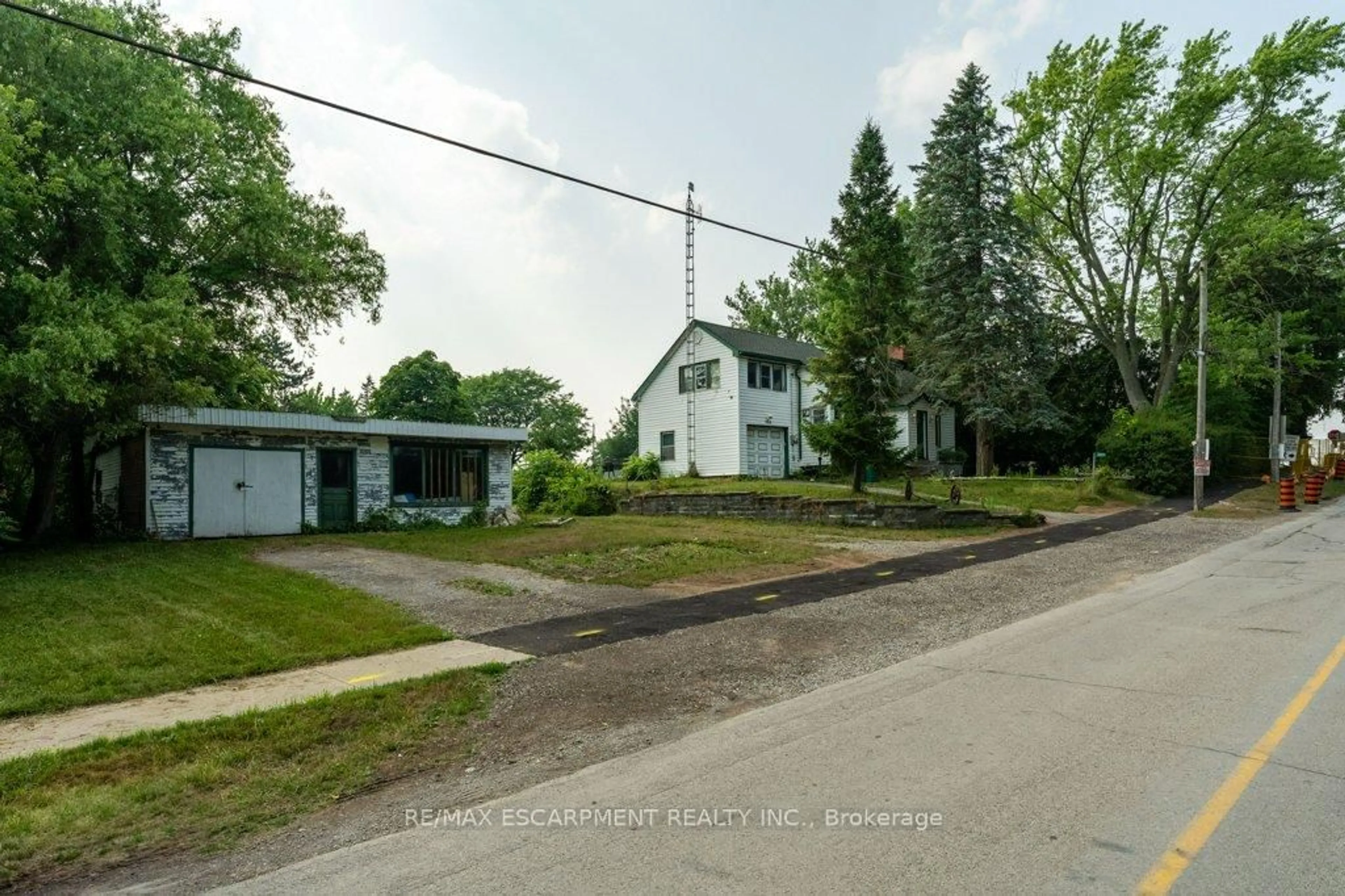 A pic from outside/outdoor area/front of a property/back of a property/a pic from drone, street for 2490 St Anns Rd, West Lincoln Ontario L0R 1Y0