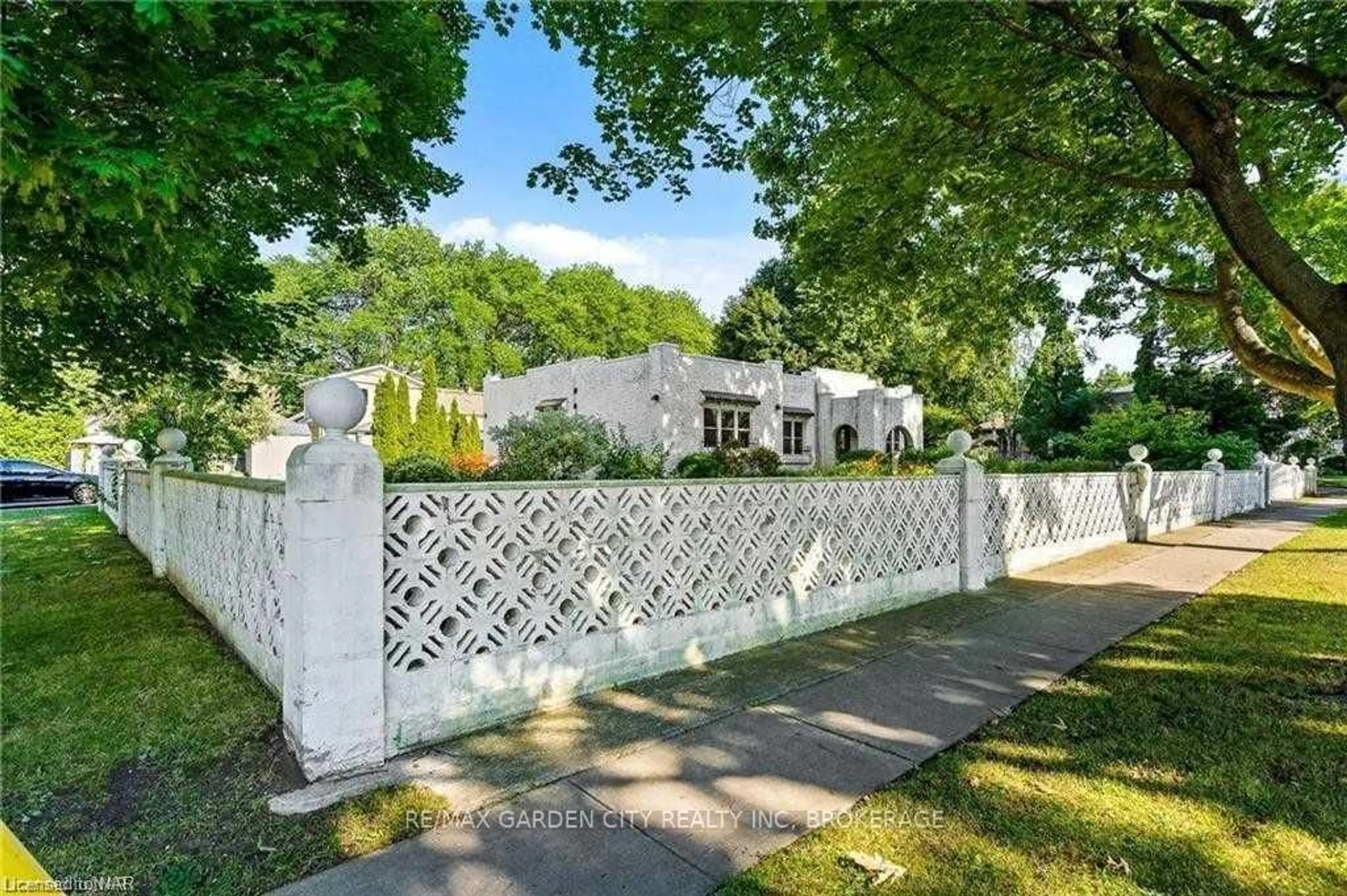 A pic from outside/outdoor area/front of a property/back of a property/a pic from drone, street for 46 MILDRED Ave, St. Catharines Ontario L2R 6J1