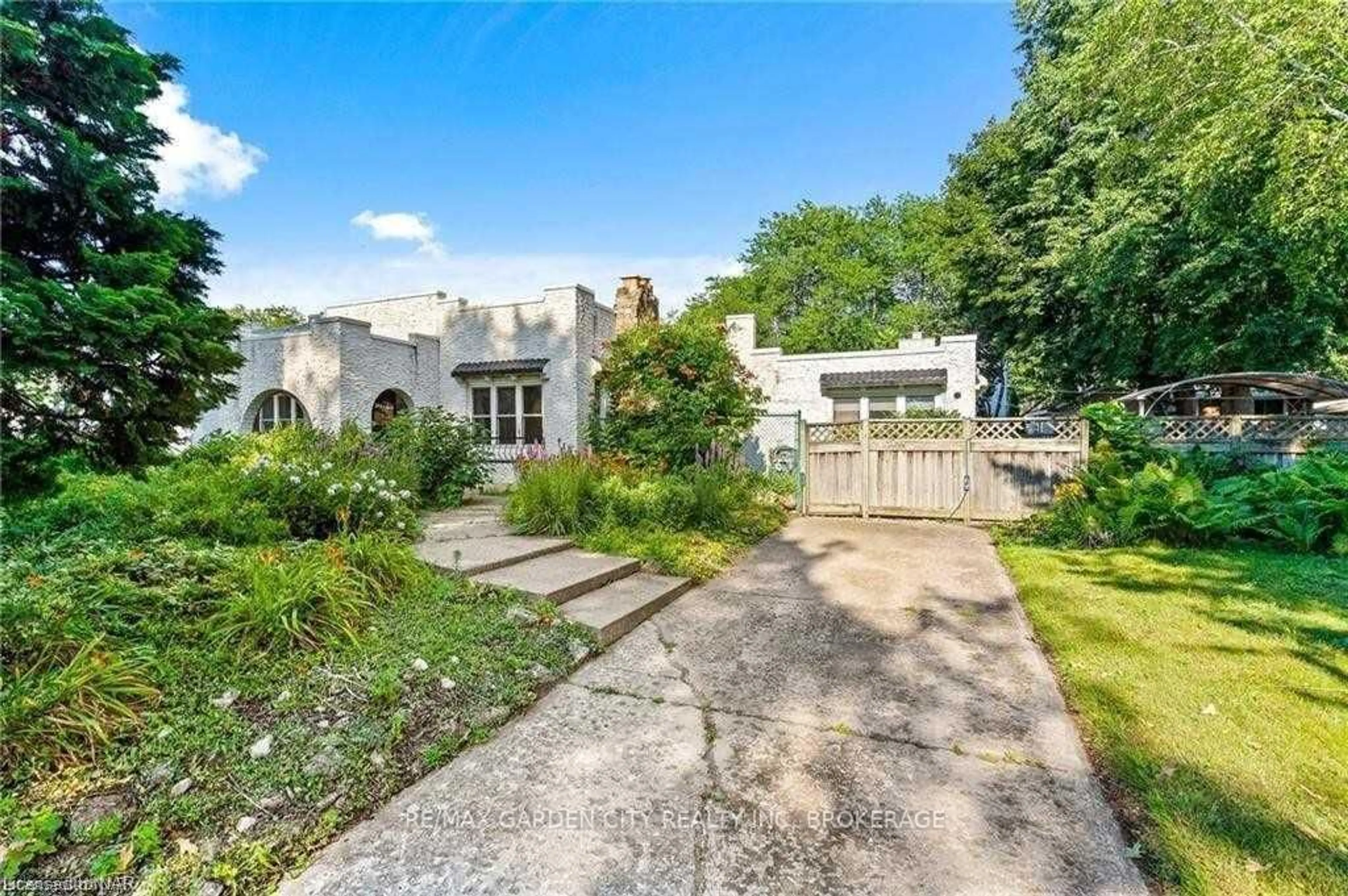 A pic from outside/outdoor area/front of a property/back of a property/a pic from drone, street for 46 MILDRED Ave, St. Catharines Ontario L2R 6J1
