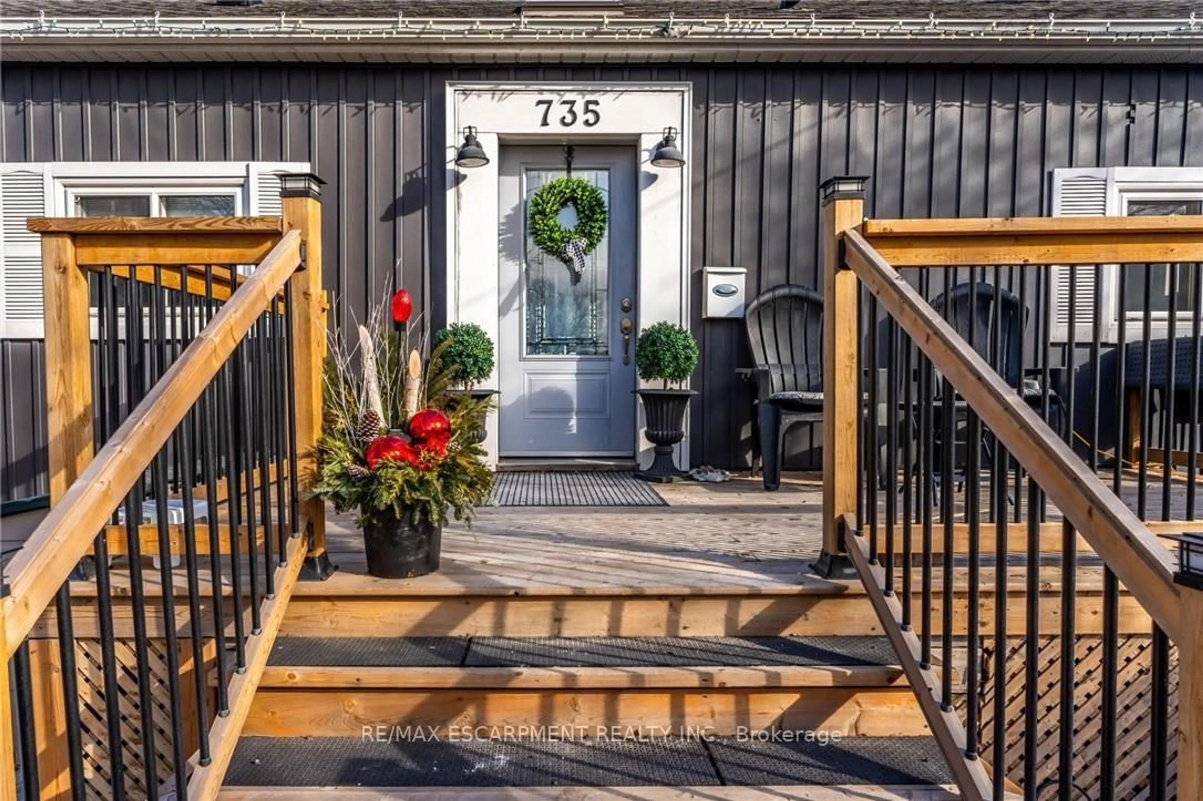 Patio, street for 735 Beach Blvd, Hamilton Ontario L8H 6Y5