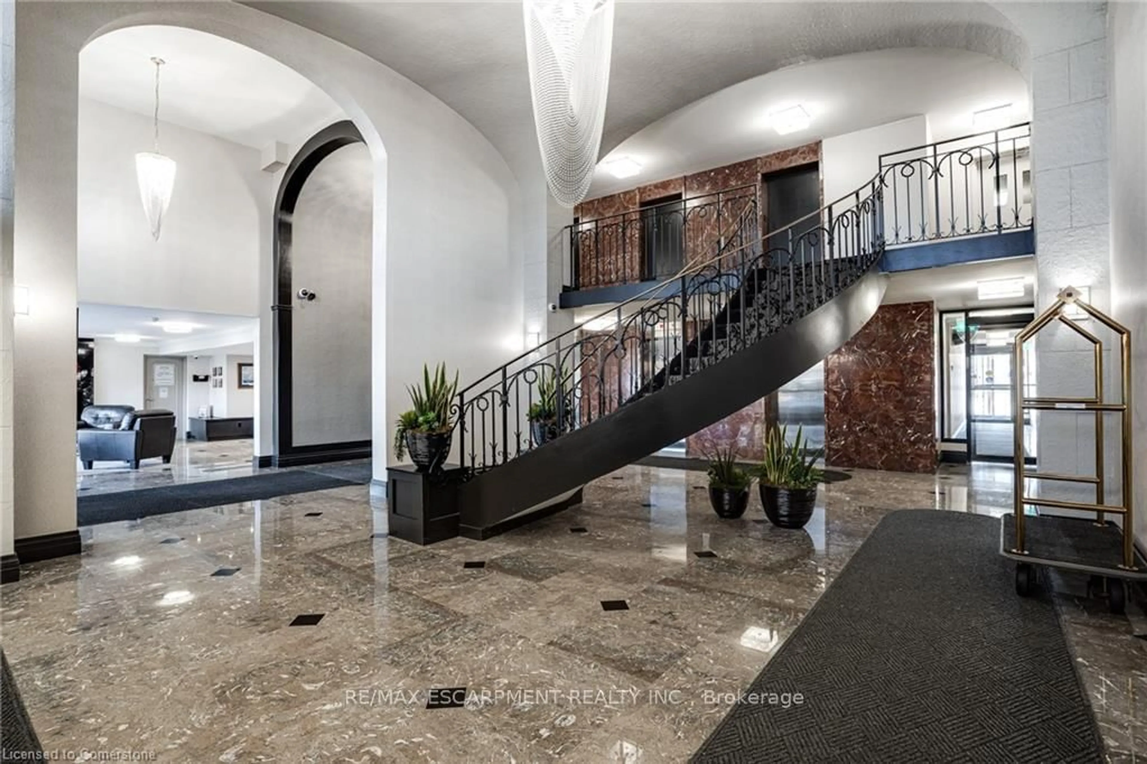 Indoor foyer for 500 Green Rd #1207, Hamilton Ontario L8E 3M6