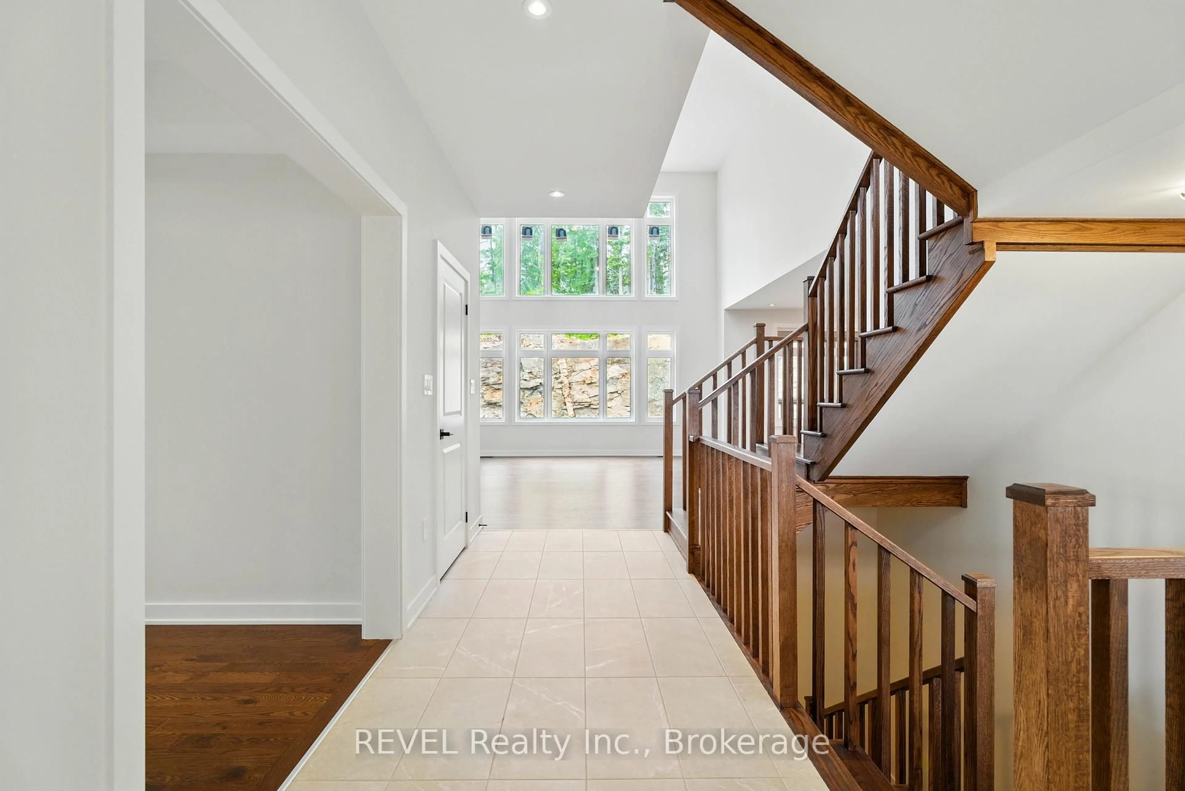 Indoor entryway for 1179 Echo Hills Rd #92, Lake of Bays Ontario P1H 0K1