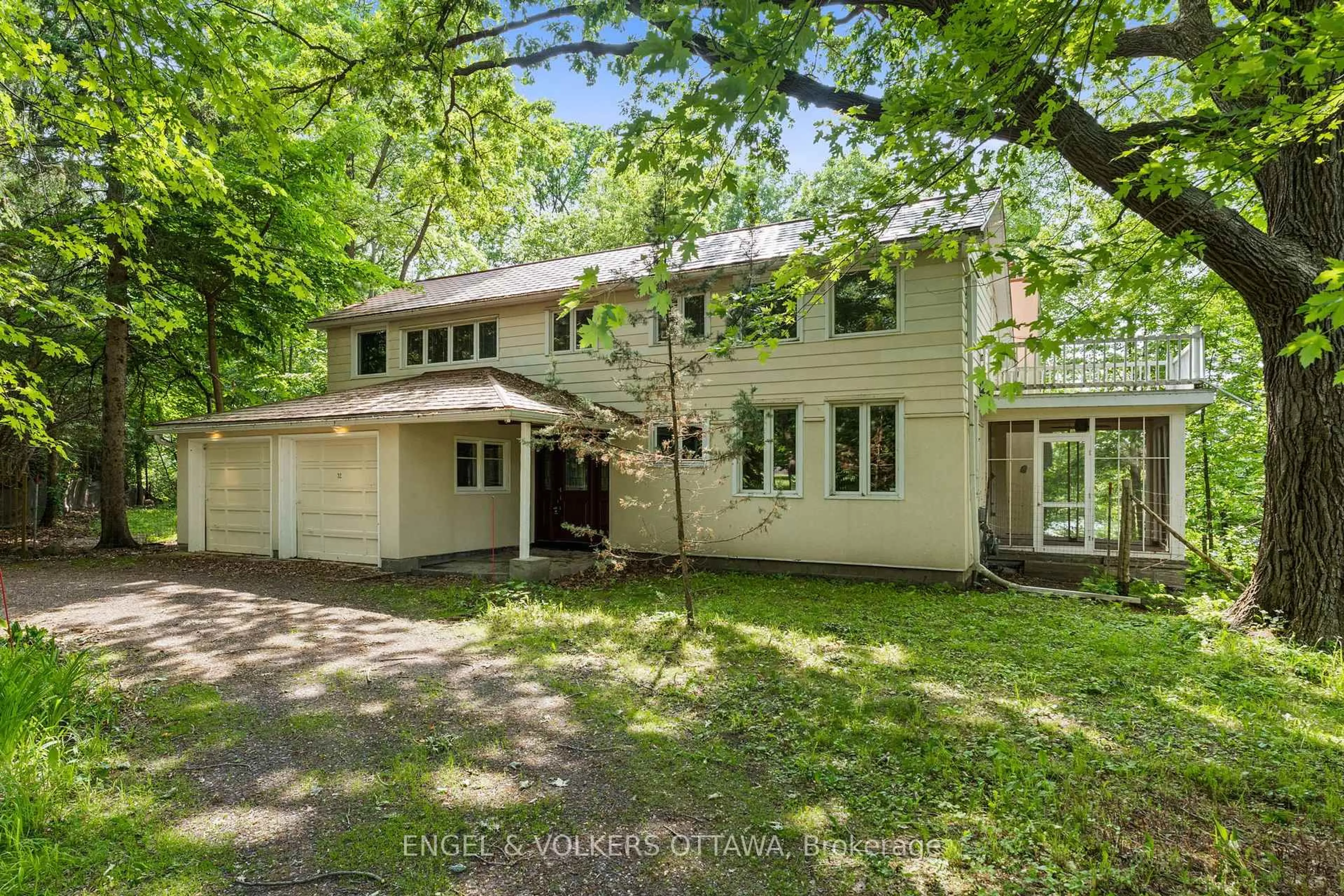 A pic from outside/outdoor area/front of a property/back of a property/a pic from drone, street for 32 Ryeburn Dr, Ottawa Ontario K1V 1H6