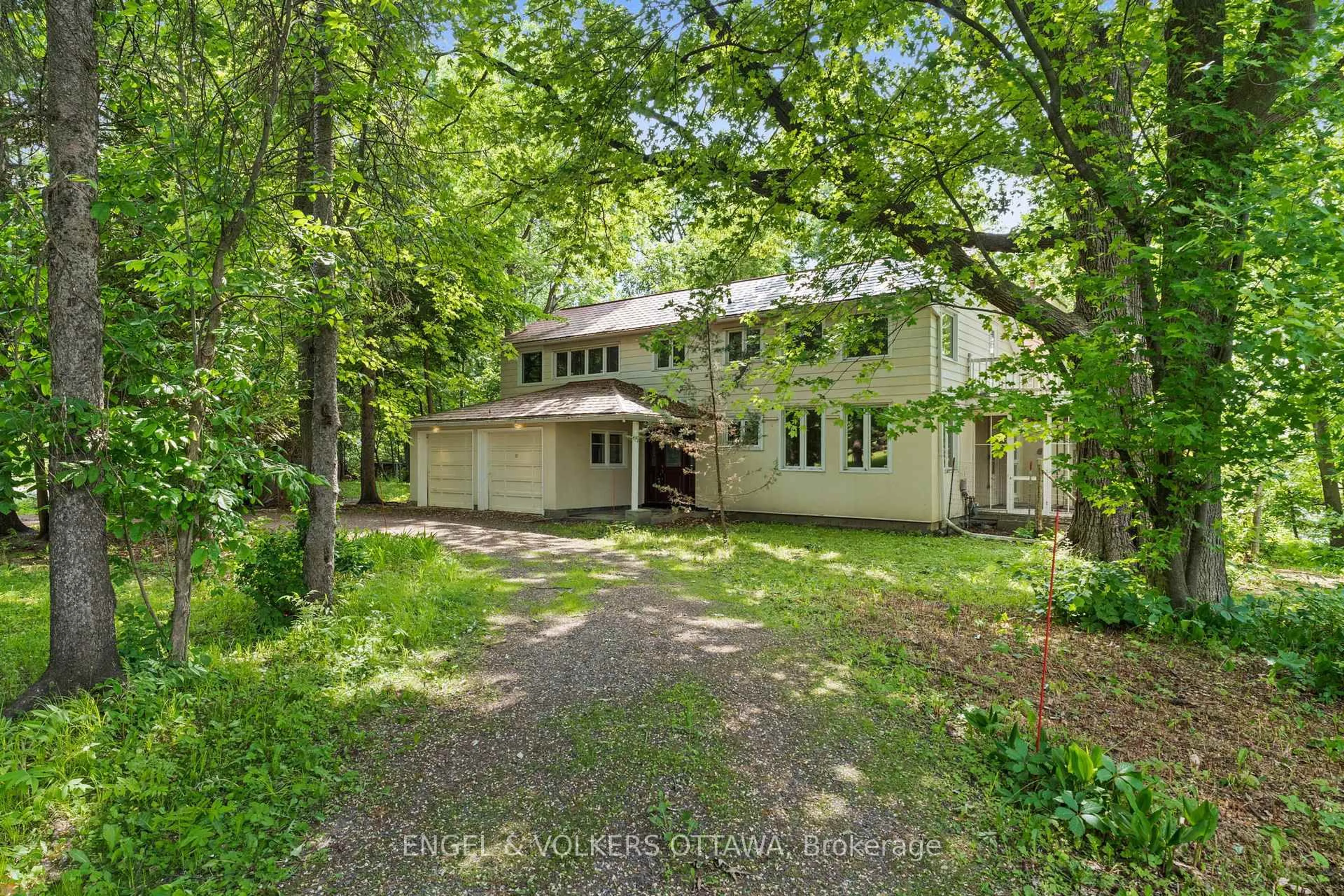 A pic from outside/outdoor area/front of a property/back of a property/a pic from drone, unknown for 32 Ryeburn Dr, Ottawa Ontario K1V 1H6