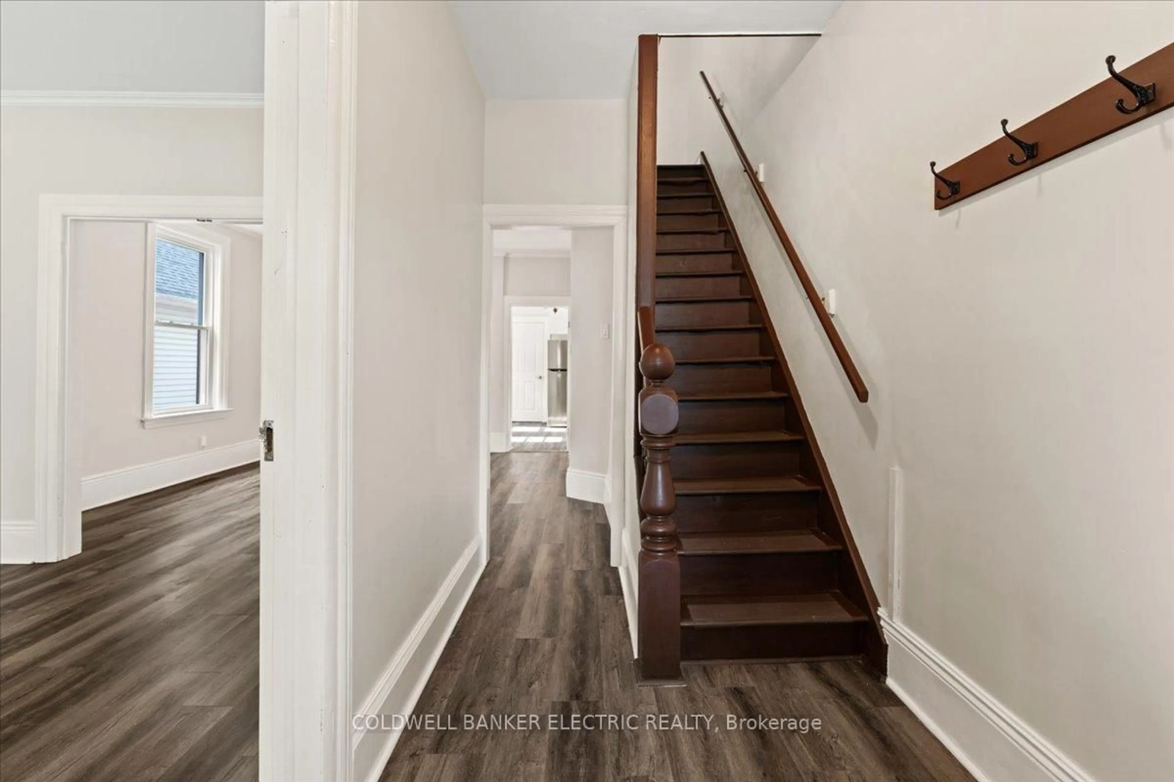 Indoor entryway for 544 Chamberlain St, Peterborough Central Ontario K9J 4L5