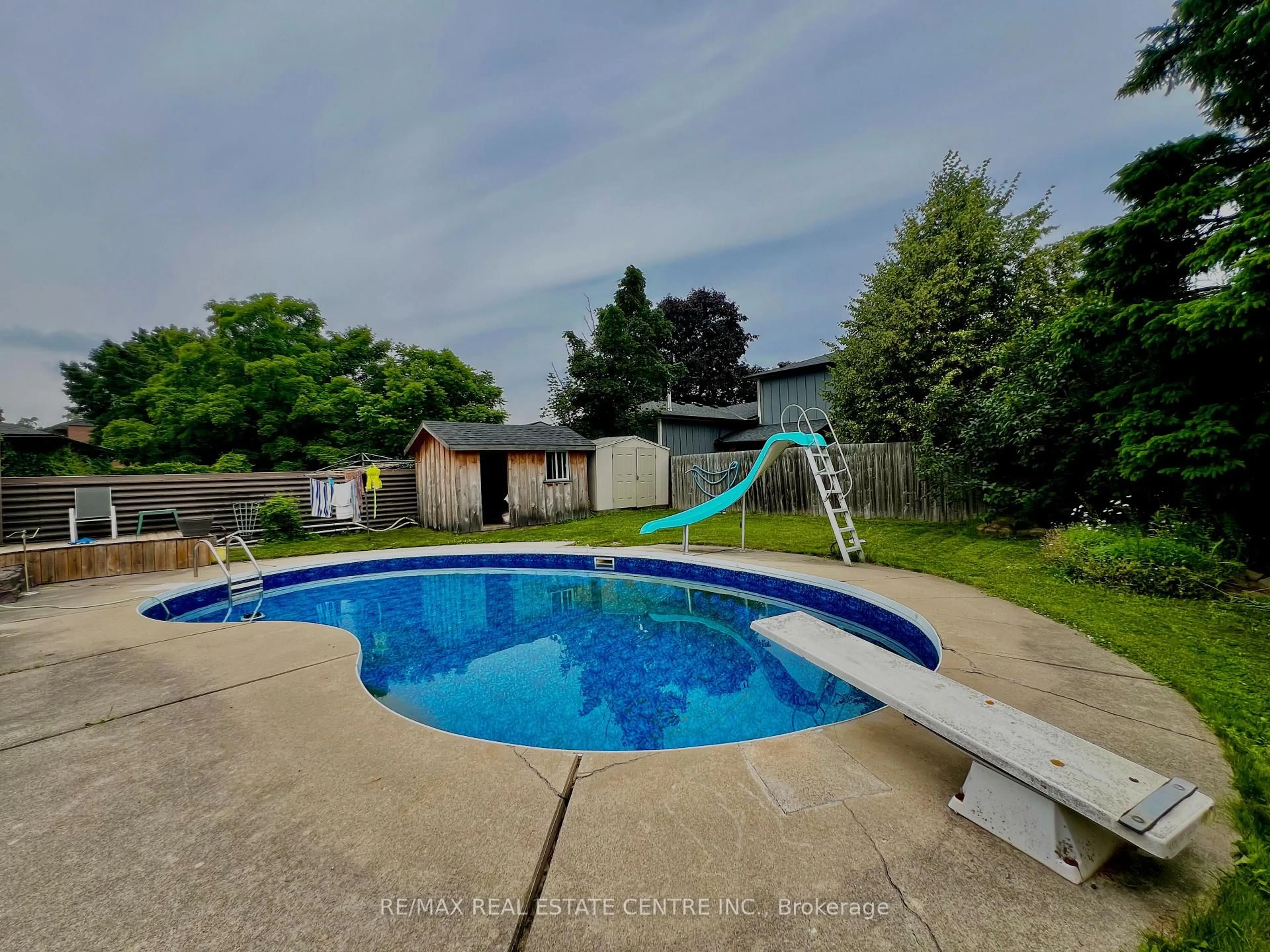 Pool for 330 Simon St, Shelburne Ontario L9V 2Y5