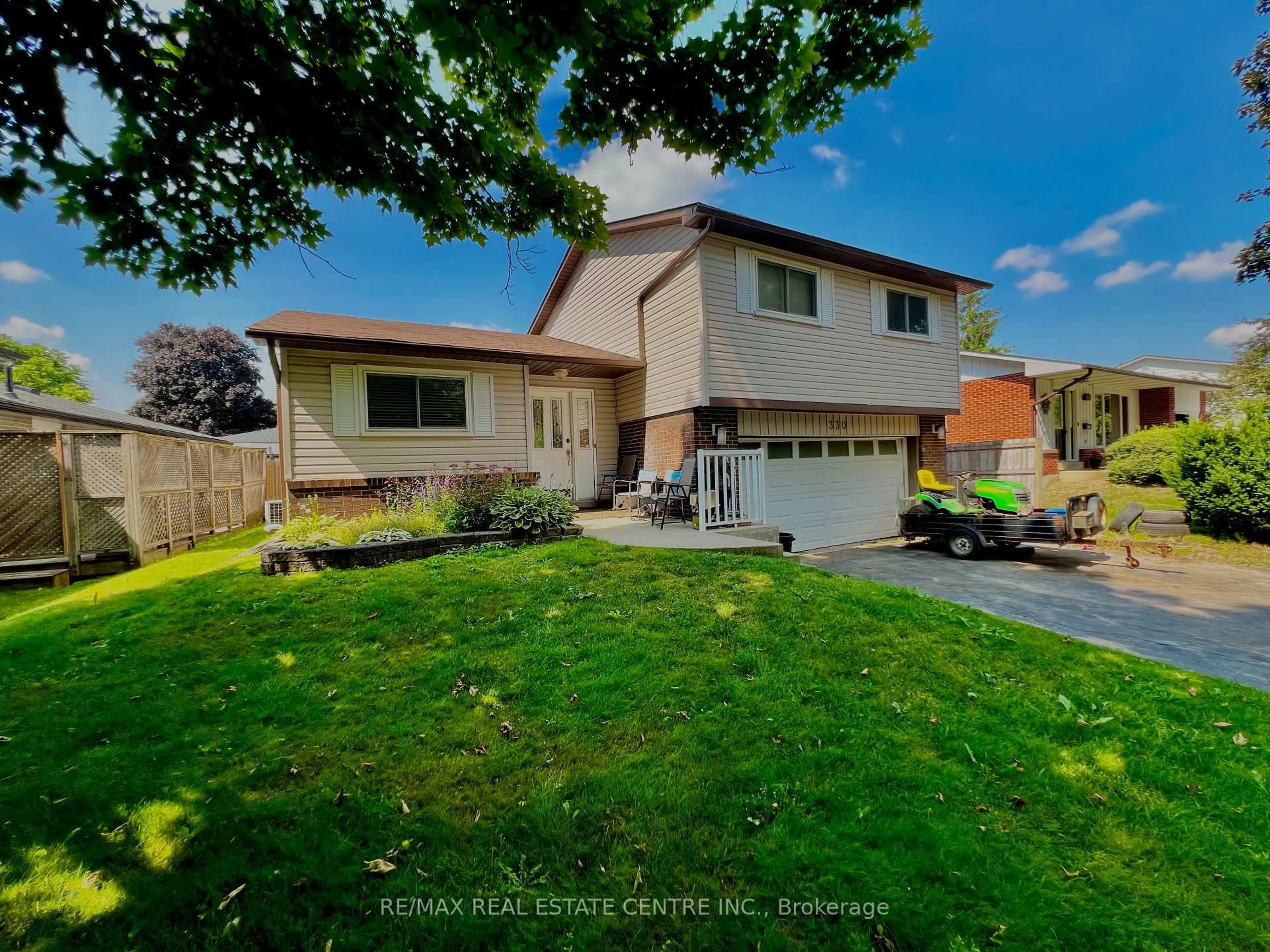 A pic from outside/outdoor area/front of a property/back of a property/a pic from drone, street for 330 Simon St, Shelburne Ontario L9V 2Y5