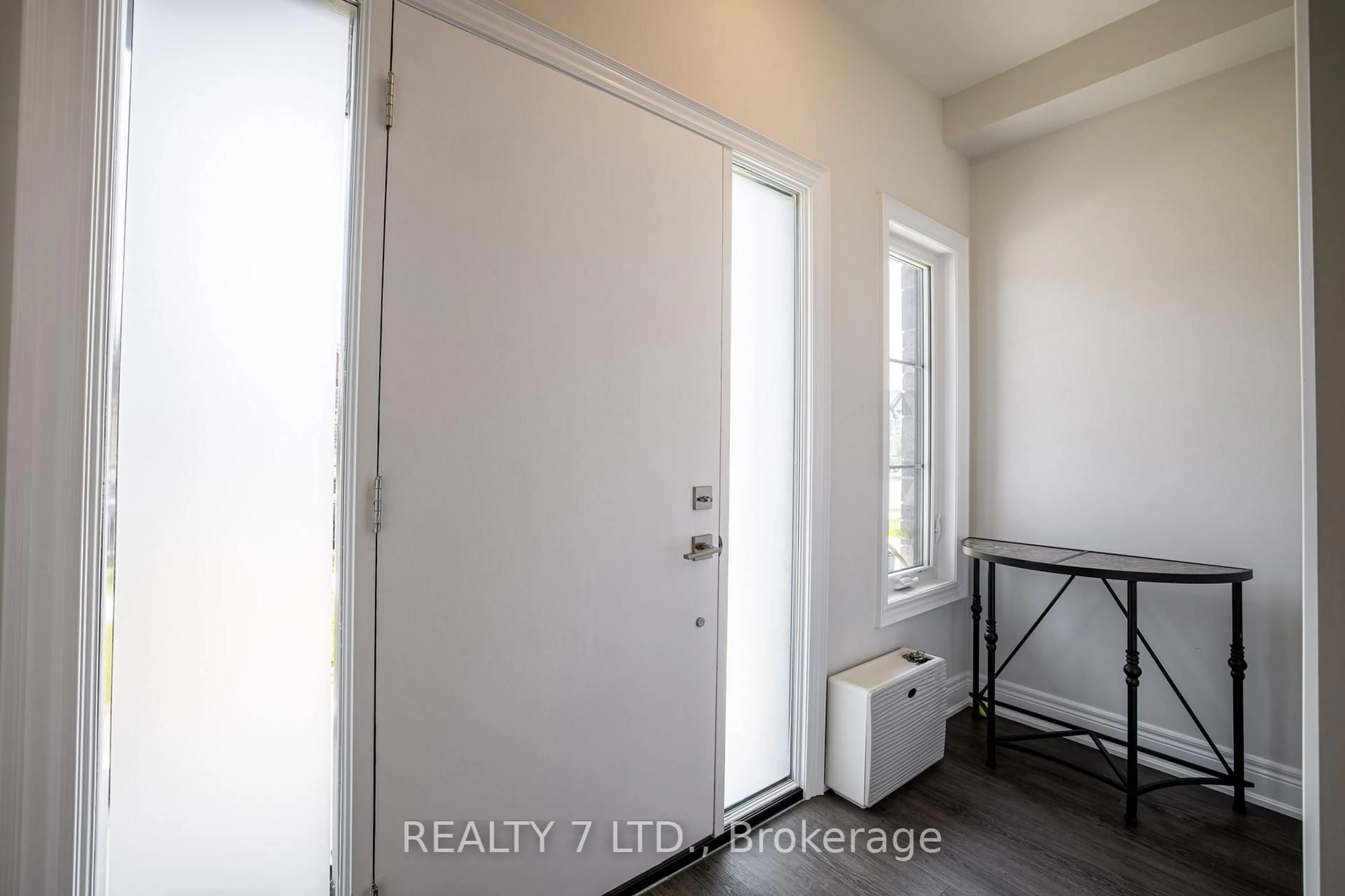 Indoor entryway for 128 Susan Dr, Pelham Ontario L0S 1E6