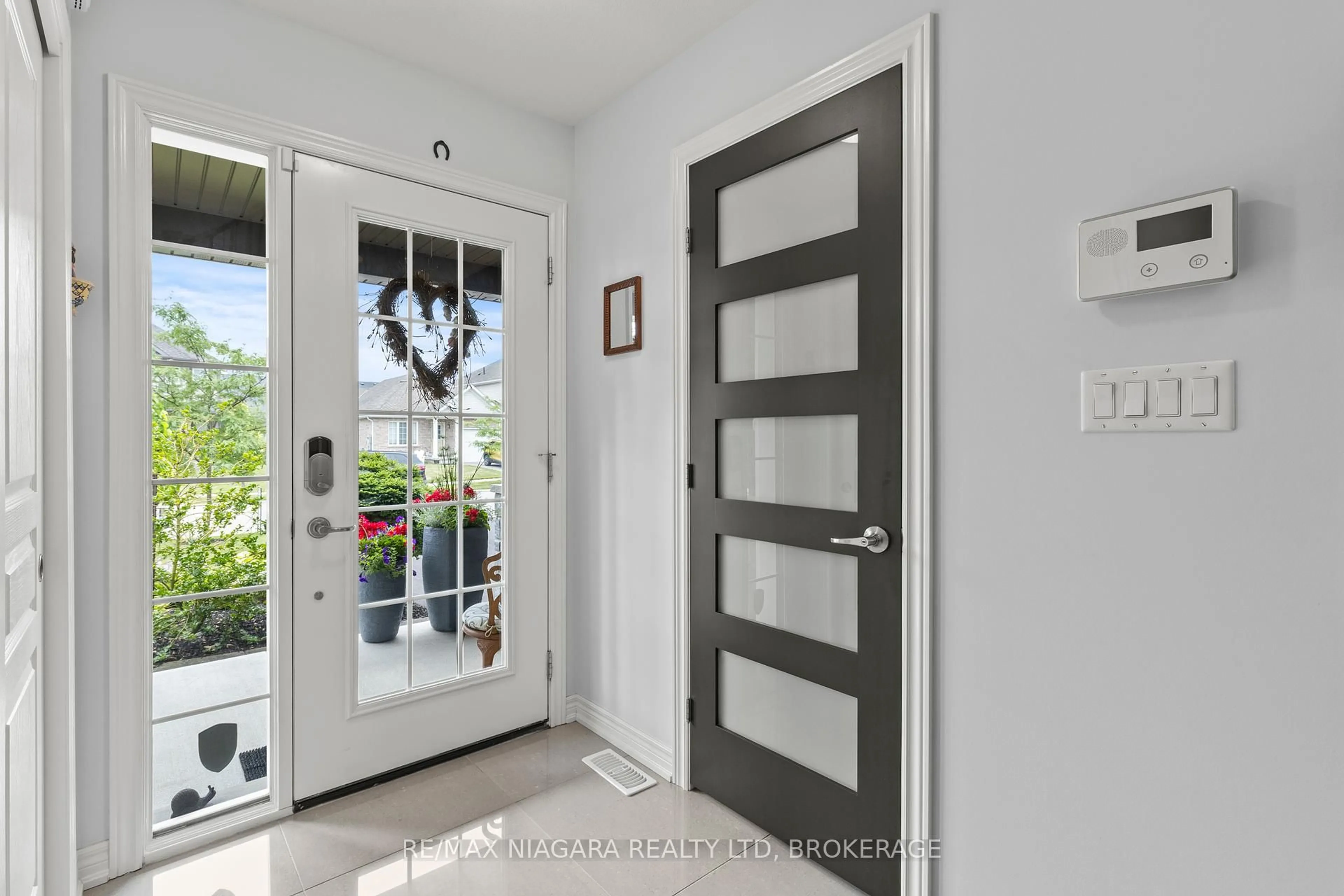 Indoor entryway for 5799 Osprey St, Niagara Falls Ontario L2H 0G2