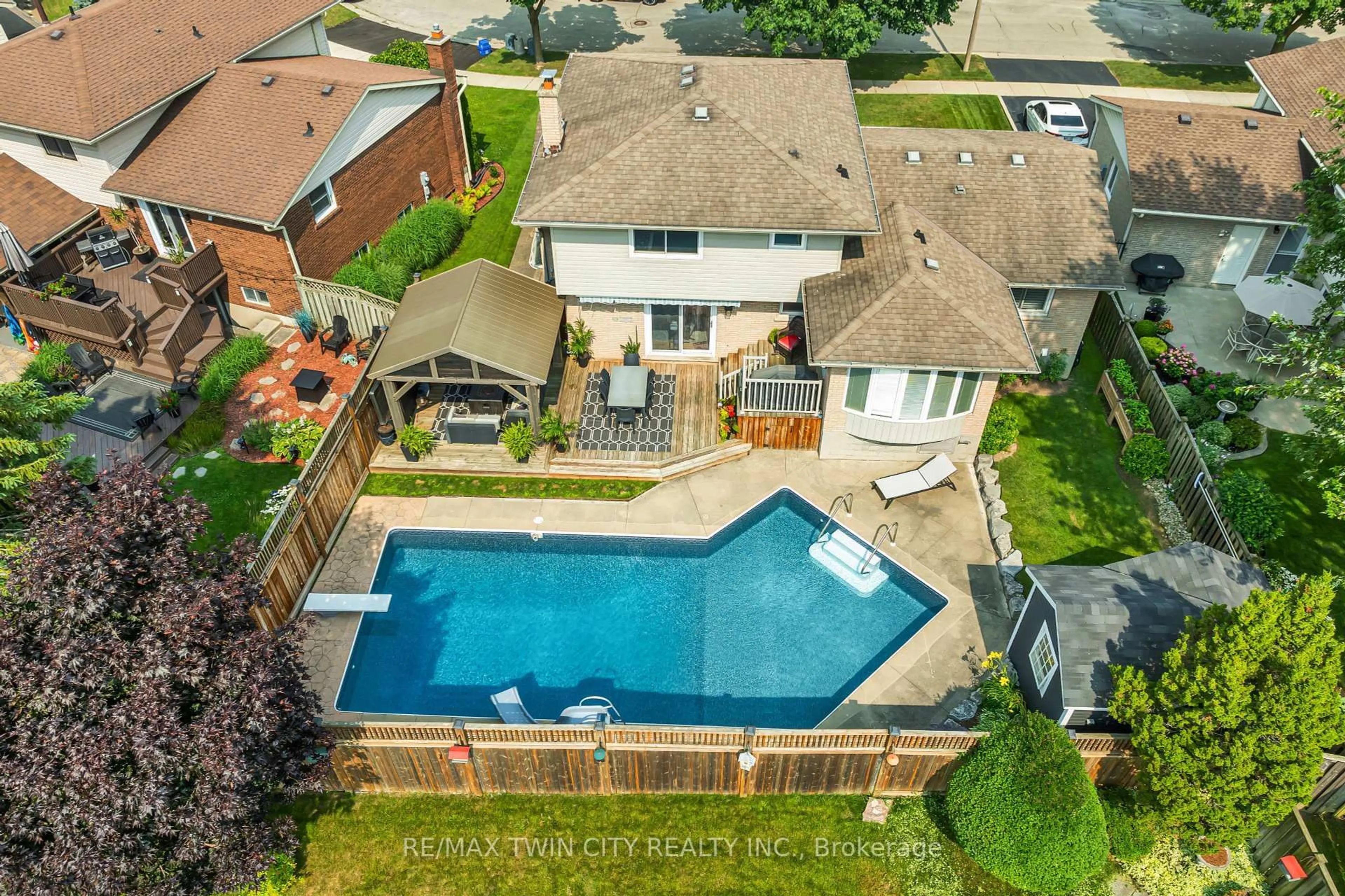 A pic from outside/outdoor area/front of a property/back of a property/a pic from drone, water/lake/river/ocean view for 126 Winding Way, Kitchener Ontario N2N 1N4