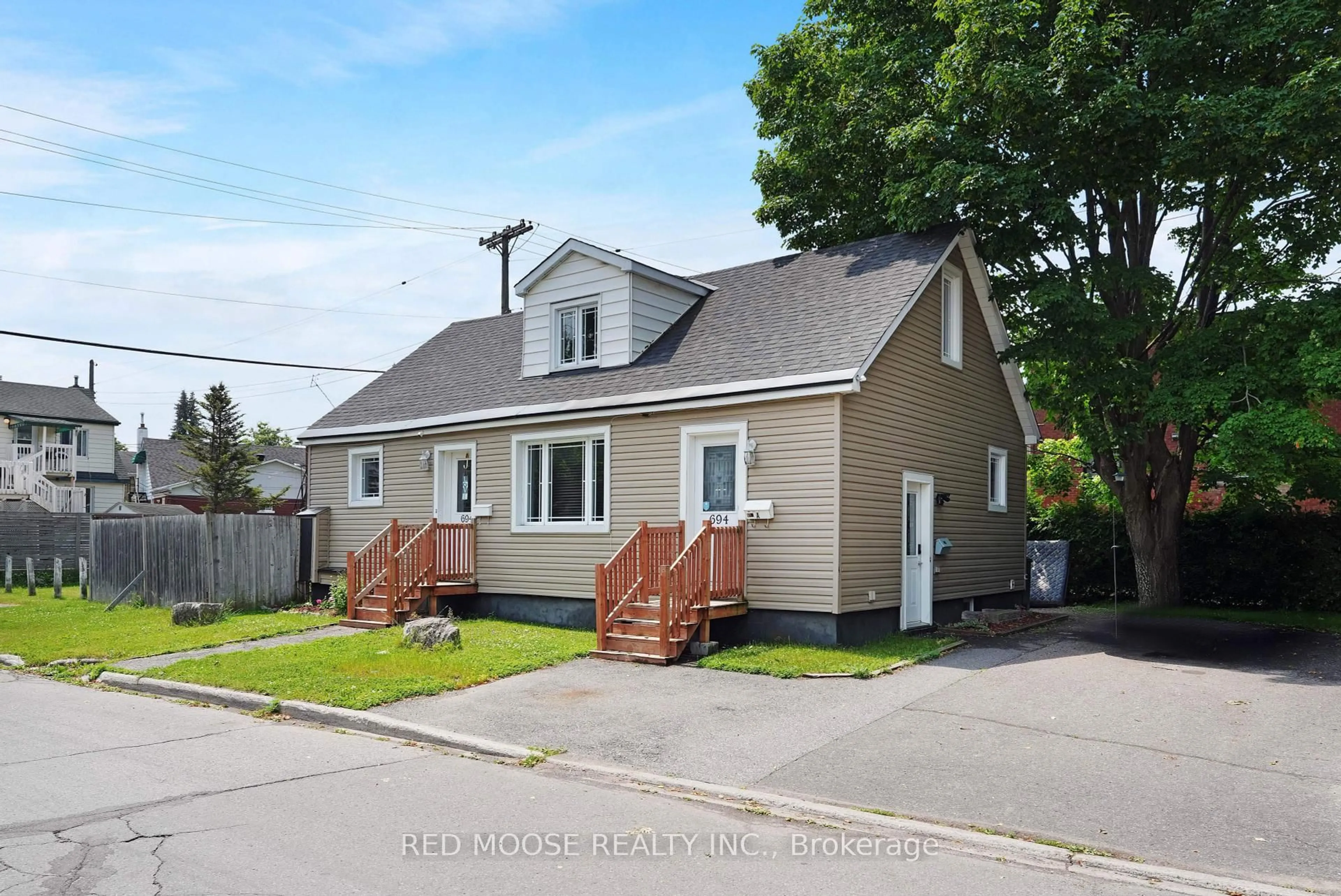 A pic from outside/outdoor area/front of a property/back of a property/a pic from drone, street for 694 De L'eglise St, Ottawa Ontario K1K 3K2