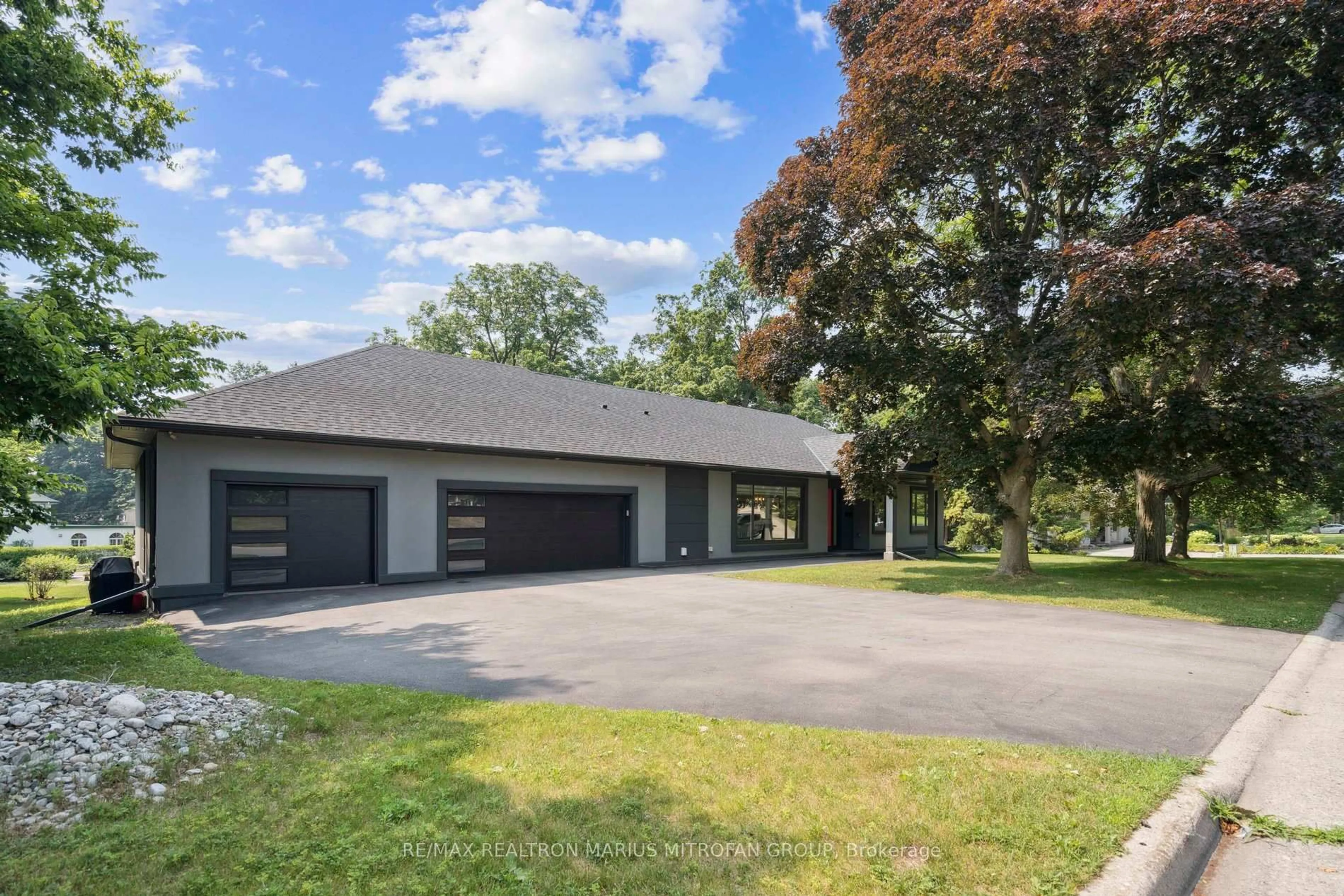 A pic from outside/outdoor area/front of a property/back of a property/a pic from drone, street for 1 Gaywood Gdns, Brantford Ontario N3T 5J7