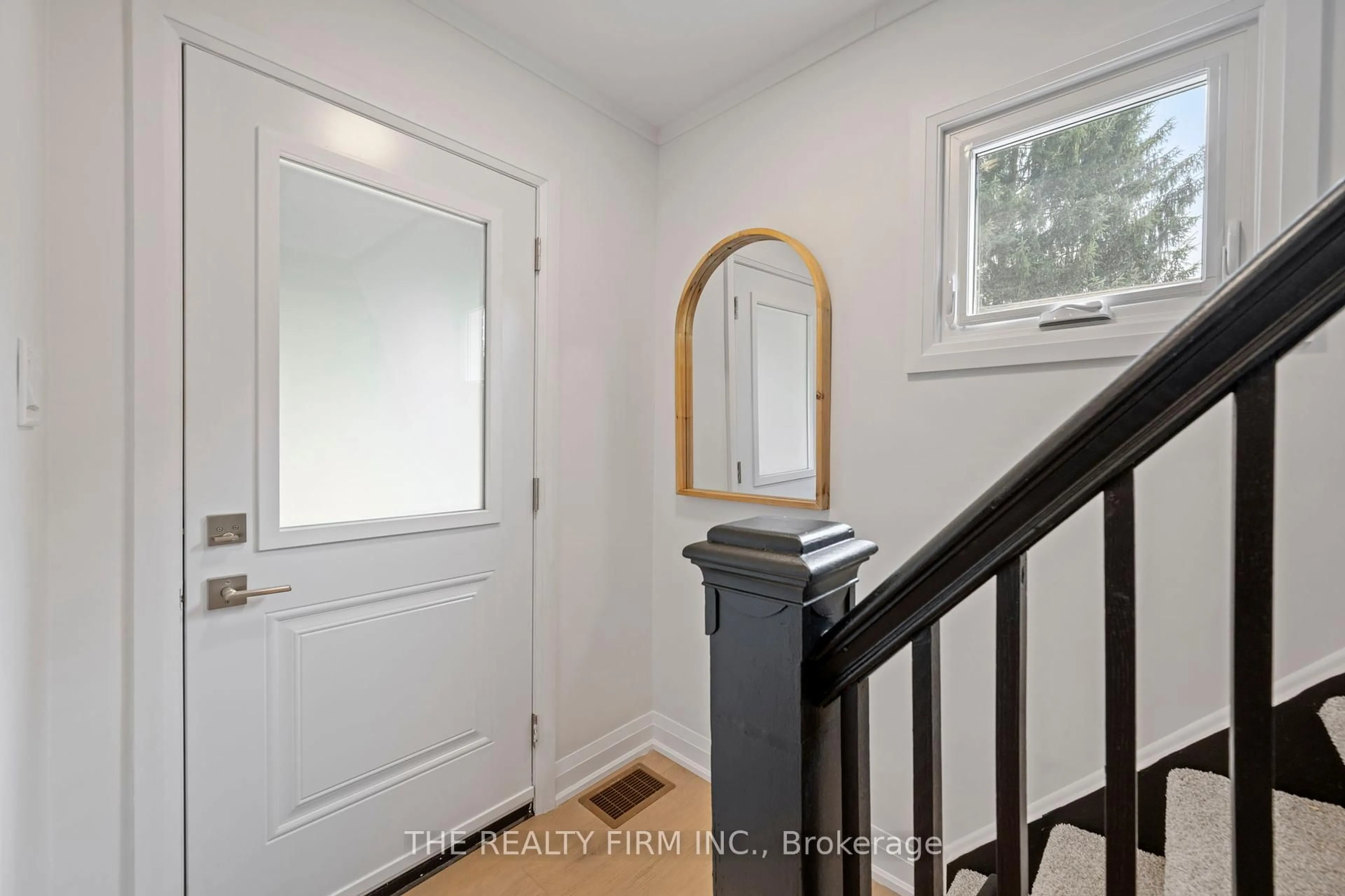 Indoor entryway for 5 Beechwood Pl, London South Ontario N6C 1H8