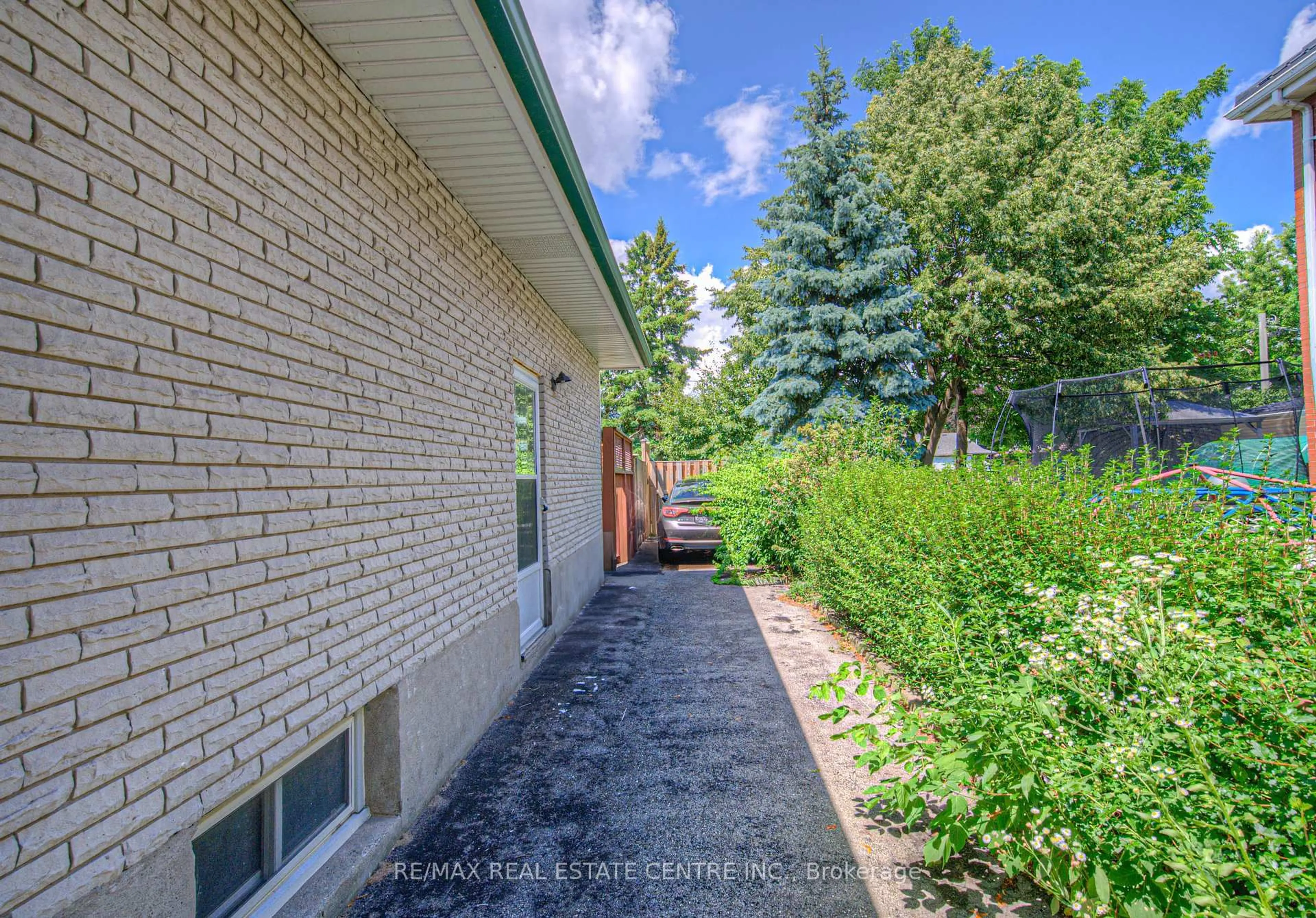 Patio, street for 523 Dunbar Rd, Cambridge Ontario N3H 2T3