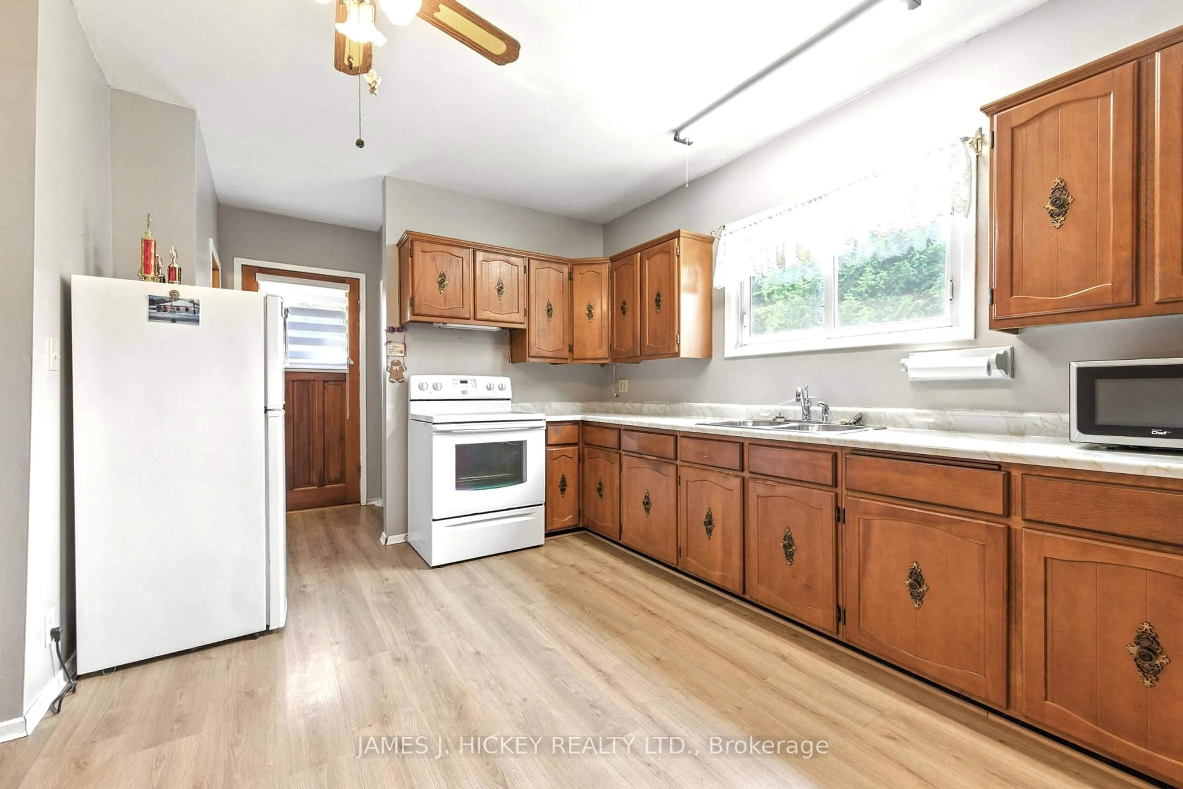 Standard kitchen, wood/laminate floor for 69 Main St, Chalk River Ontario K0J 1J0