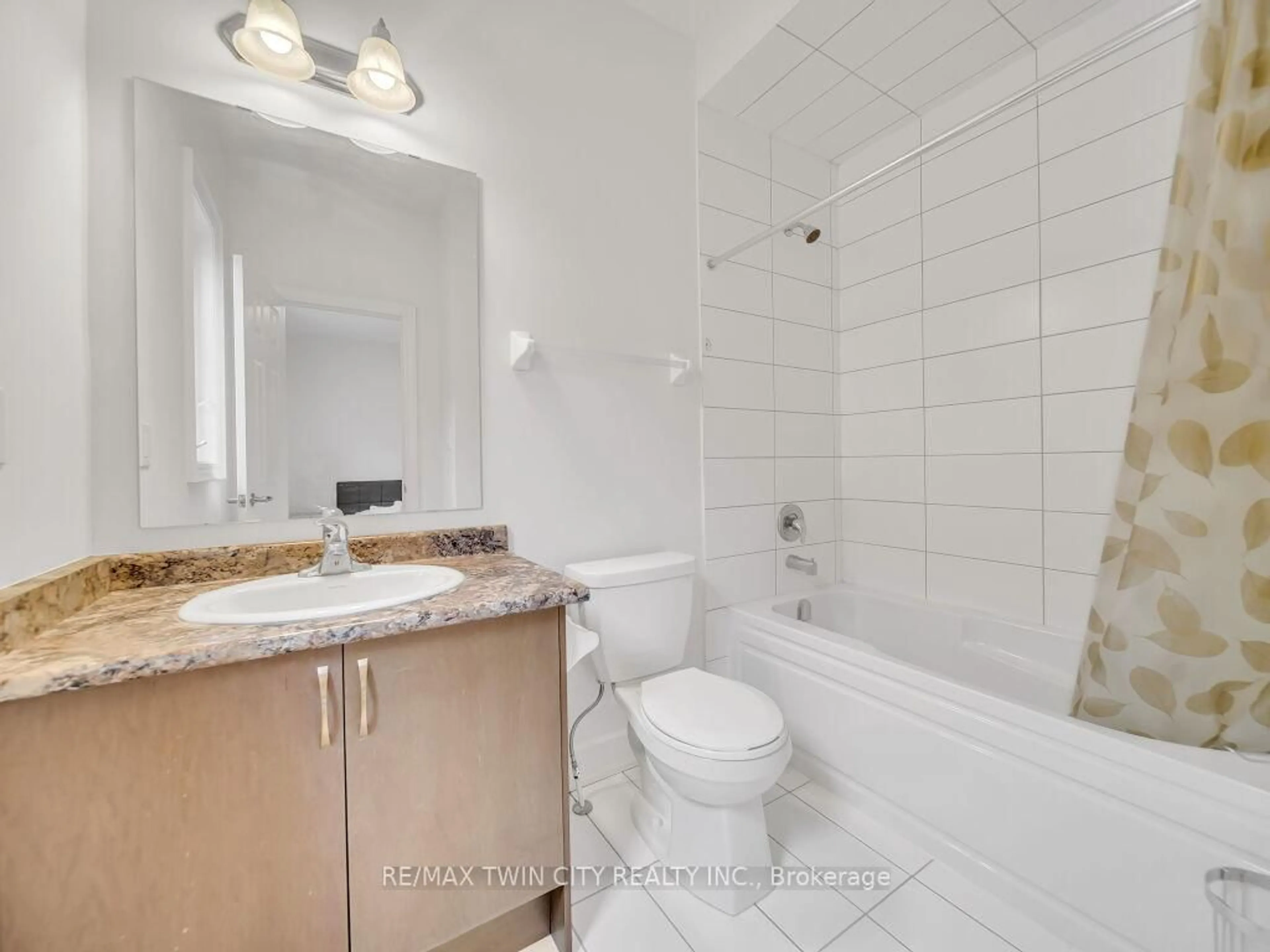 Standard bathroom, unknown for 140 Bloomfield Cres, Cambridge Ontario N1R 5S2