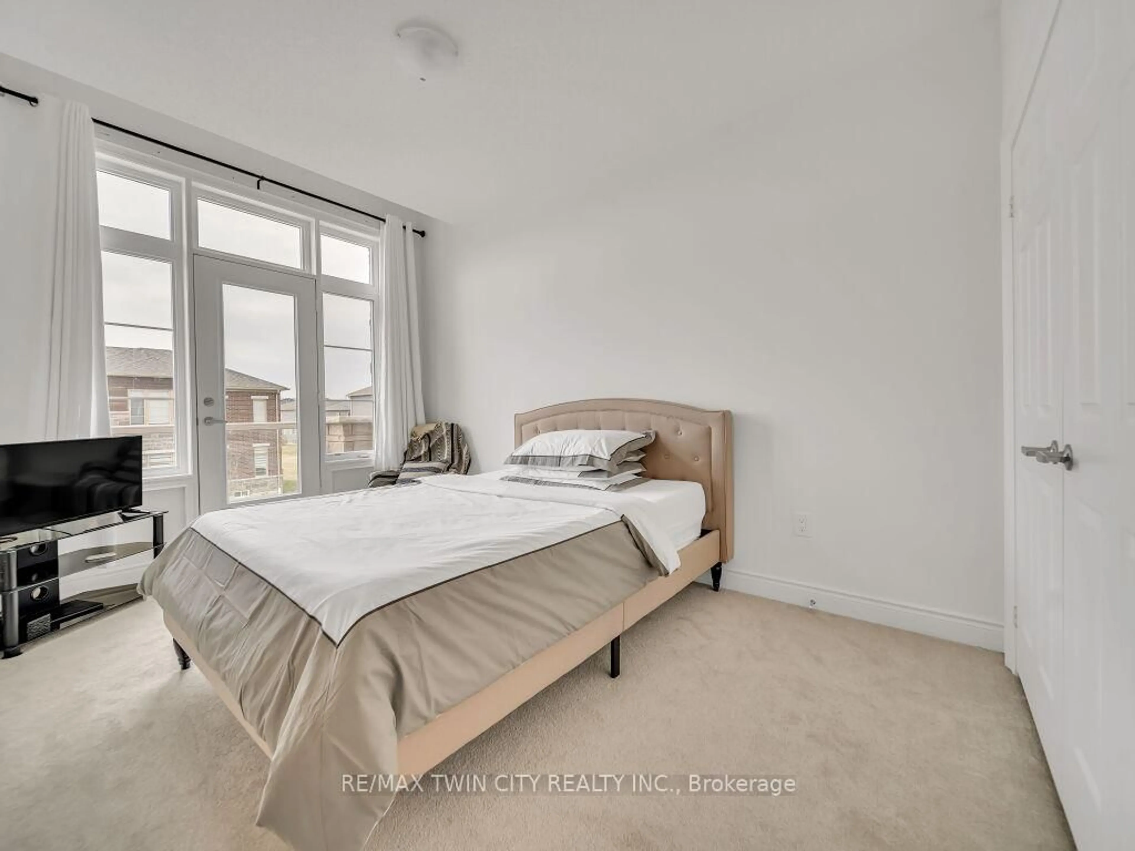 Bedroom with bed, unknown for 140 Bloomfield Cres, Cambridge Ontario N1R 5S2