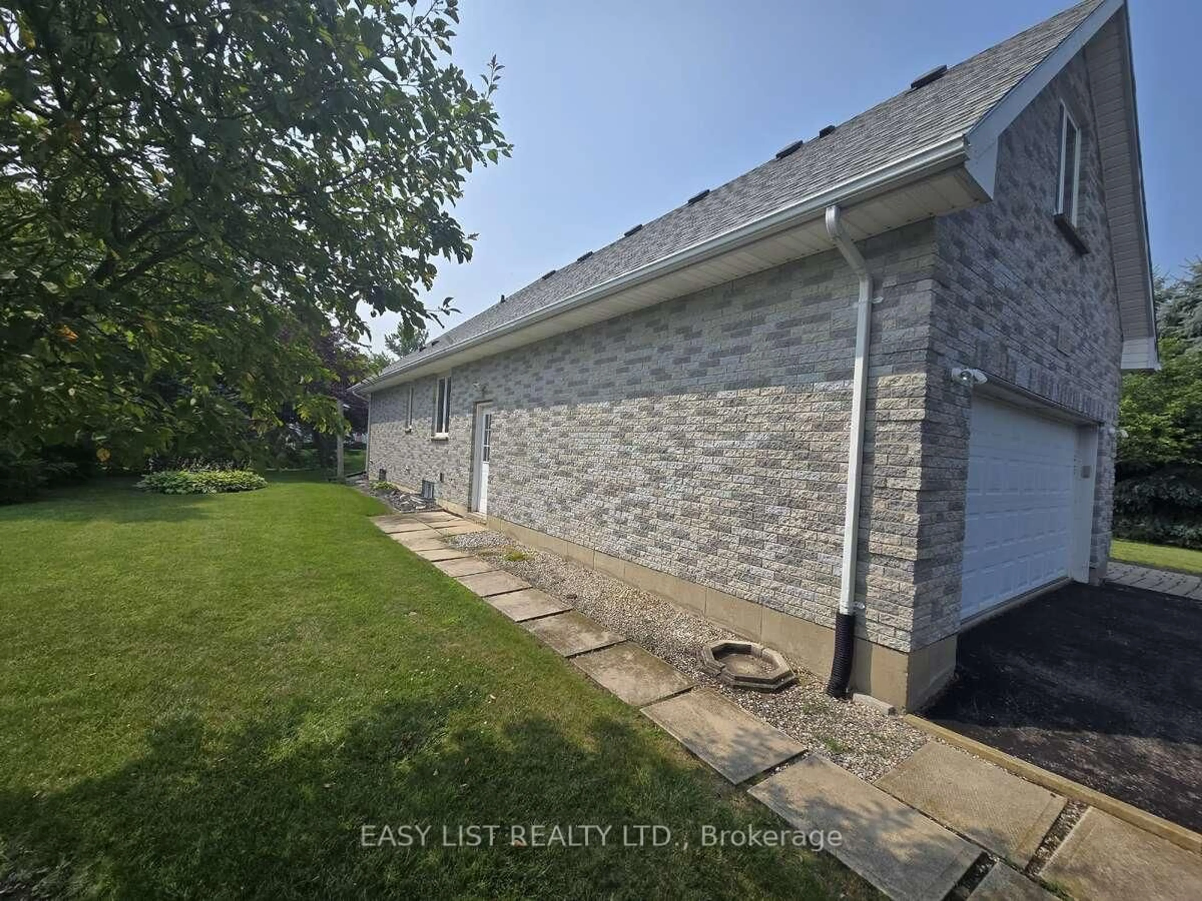 A pic from outside/outdoor area/front of a property/back of a property/a pic from drone, building for 4335 Bluepoint Dr, Plympton-Wyoming Ontario N0N 1J6
