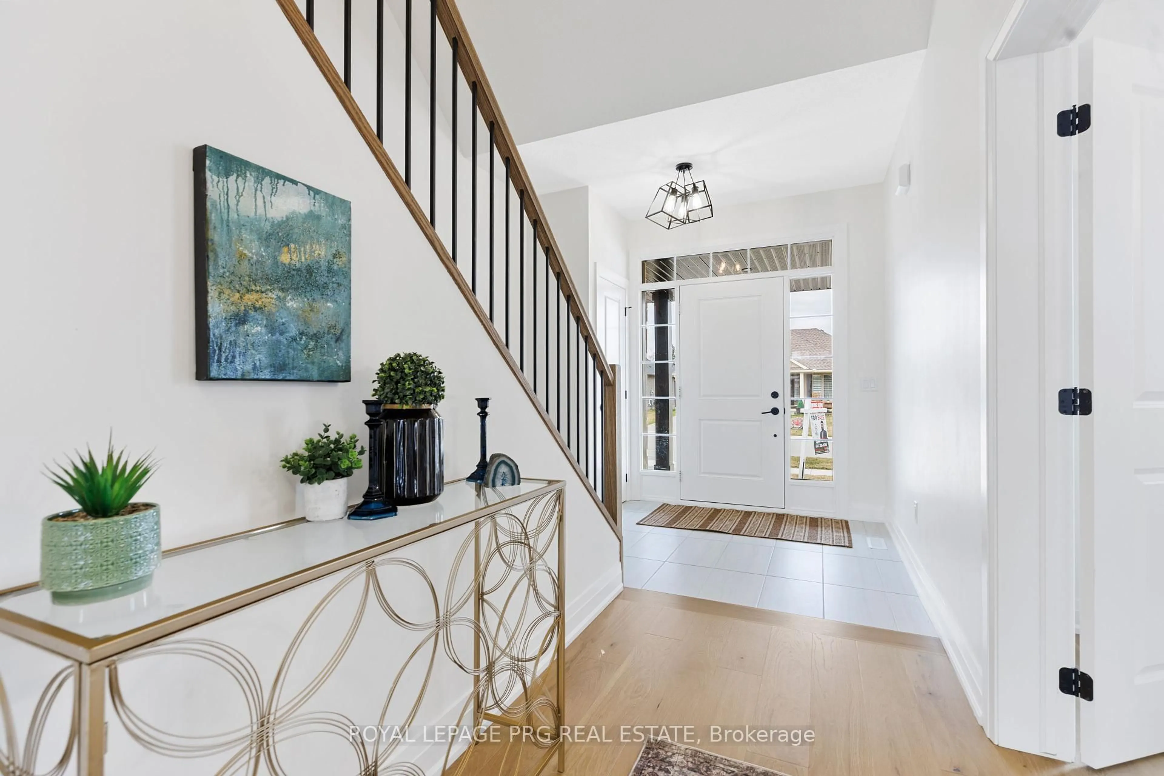 Indoor entryway for 649 Tull St, Strathroy-Caradoc Ontario N0L 1W0