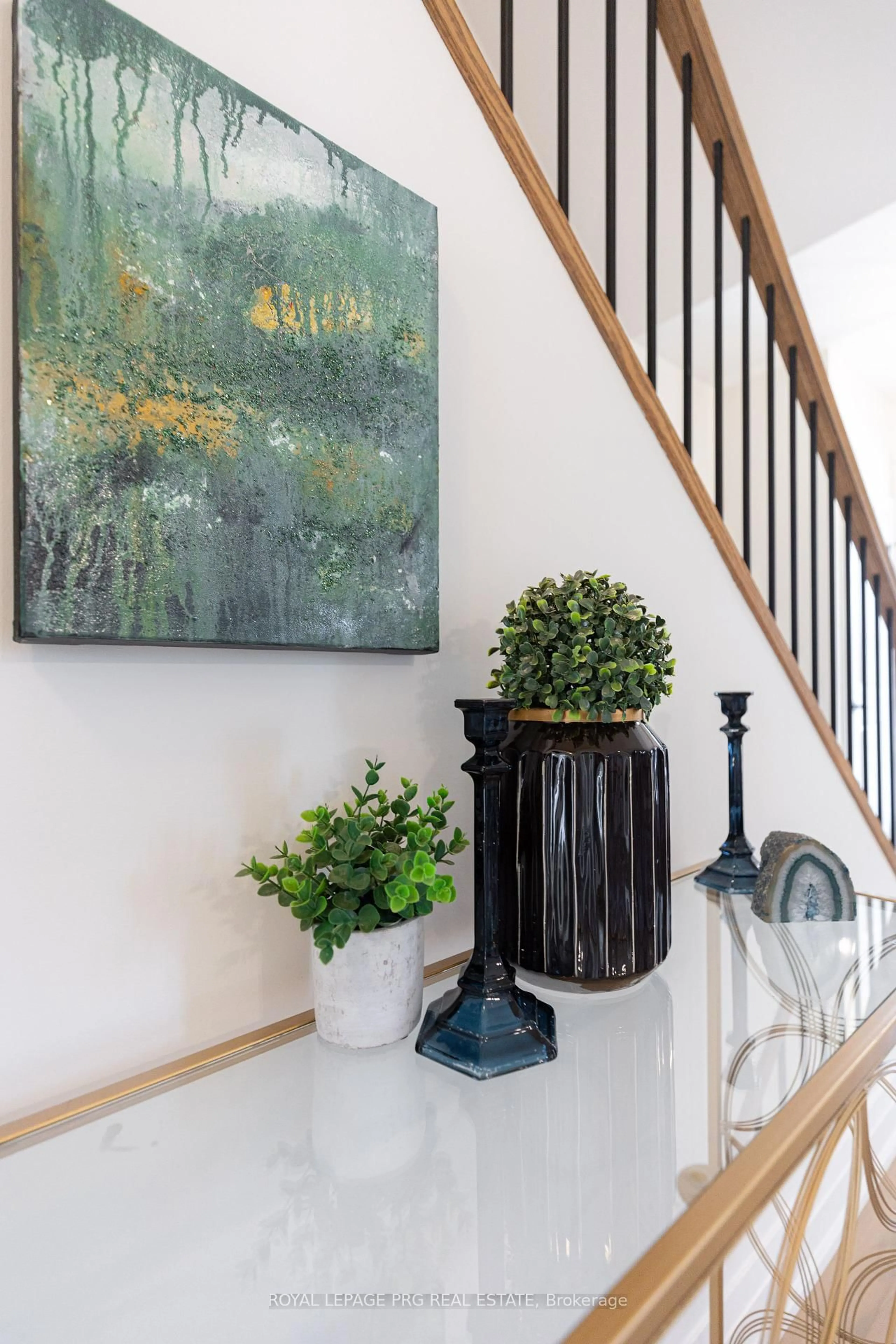 Indoor entryway for 649 Tull St, Strathroy-Caradoc Ontario N0L 1W0
